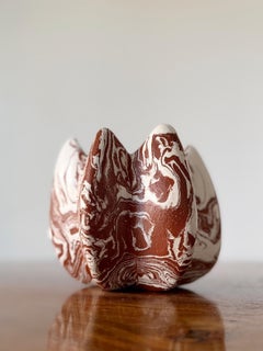 Vasija de cerámica jaspeada Sedona, Jarrón escultural de gres rojo