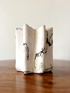 Jarrón escultórico de cerámica Pinnacle, gres porcelánico jaspeado