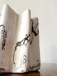 Jarrón escultórico de cerámica Pinnacle, gres porcelánico jaspeado