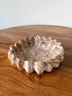 Bol sculptural en céramique marbrée Fleur, Porcelaine et grès