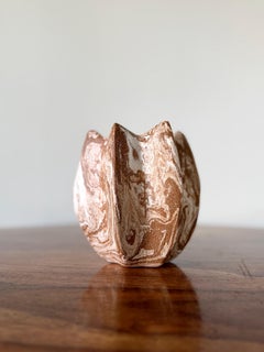 Vase sculptural en céramique marbrée Lark, Porcelaine et grès
