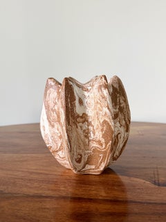Vase sculptural en céramique marbrée Lark, Porcelaine et grès