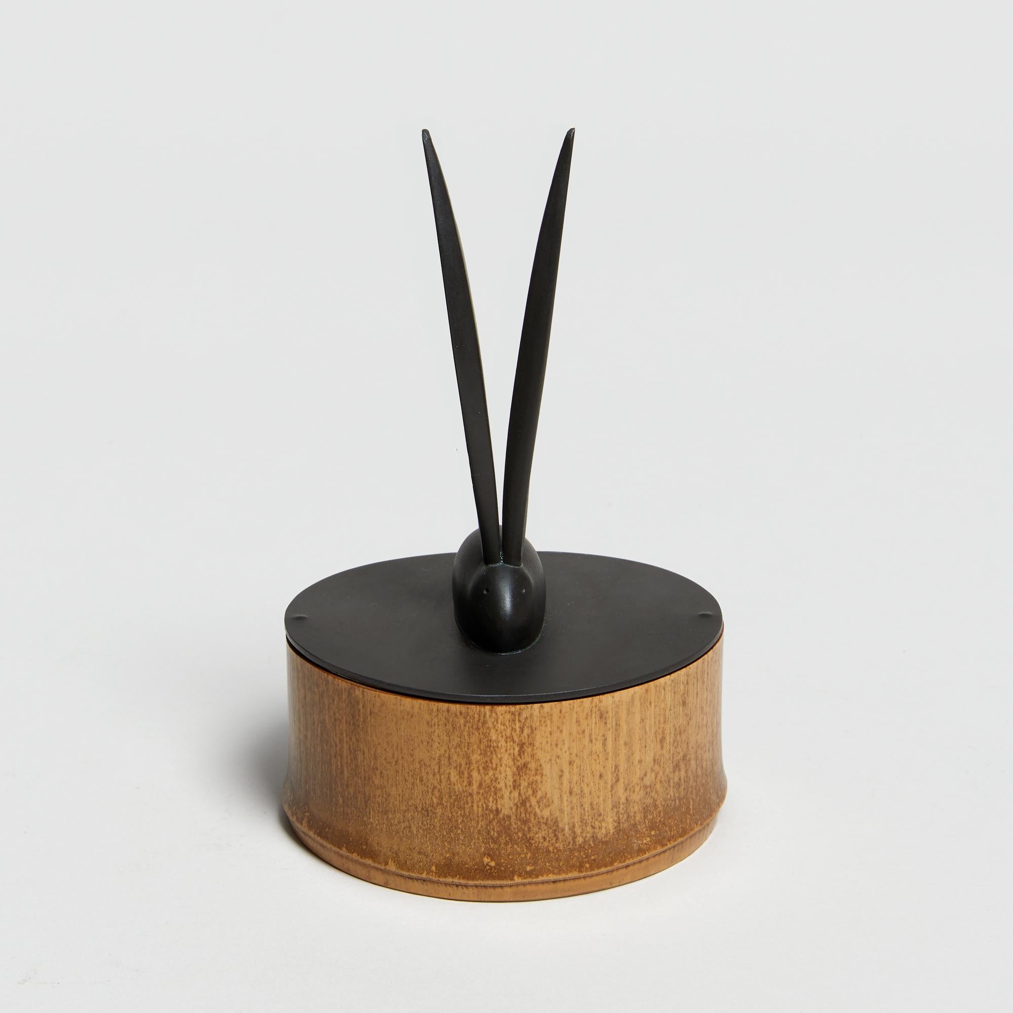Andreas Caderas *1955
Bamboo container
Japanese bamboo, fine silver interior, bronze lid with hare patinated, underside of the container with silver frog on silver. Cardboard box laminated with paper / cotton bag with silk inside with drawstring and