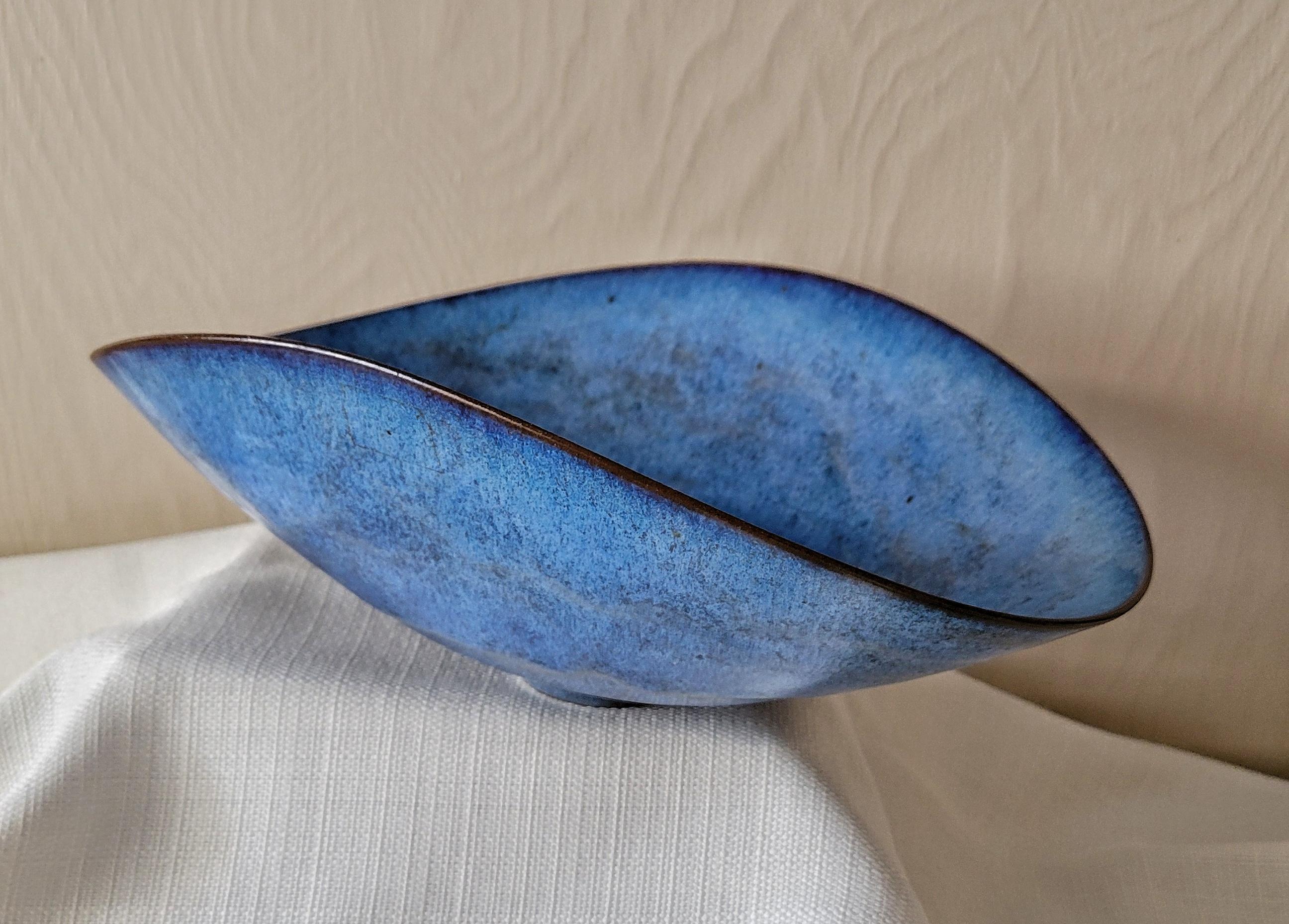 Bol ovale bleu Robin's-Egg, milieu du siècle par Gertrud and Otto Natzler - Art de Gertrud Natzler