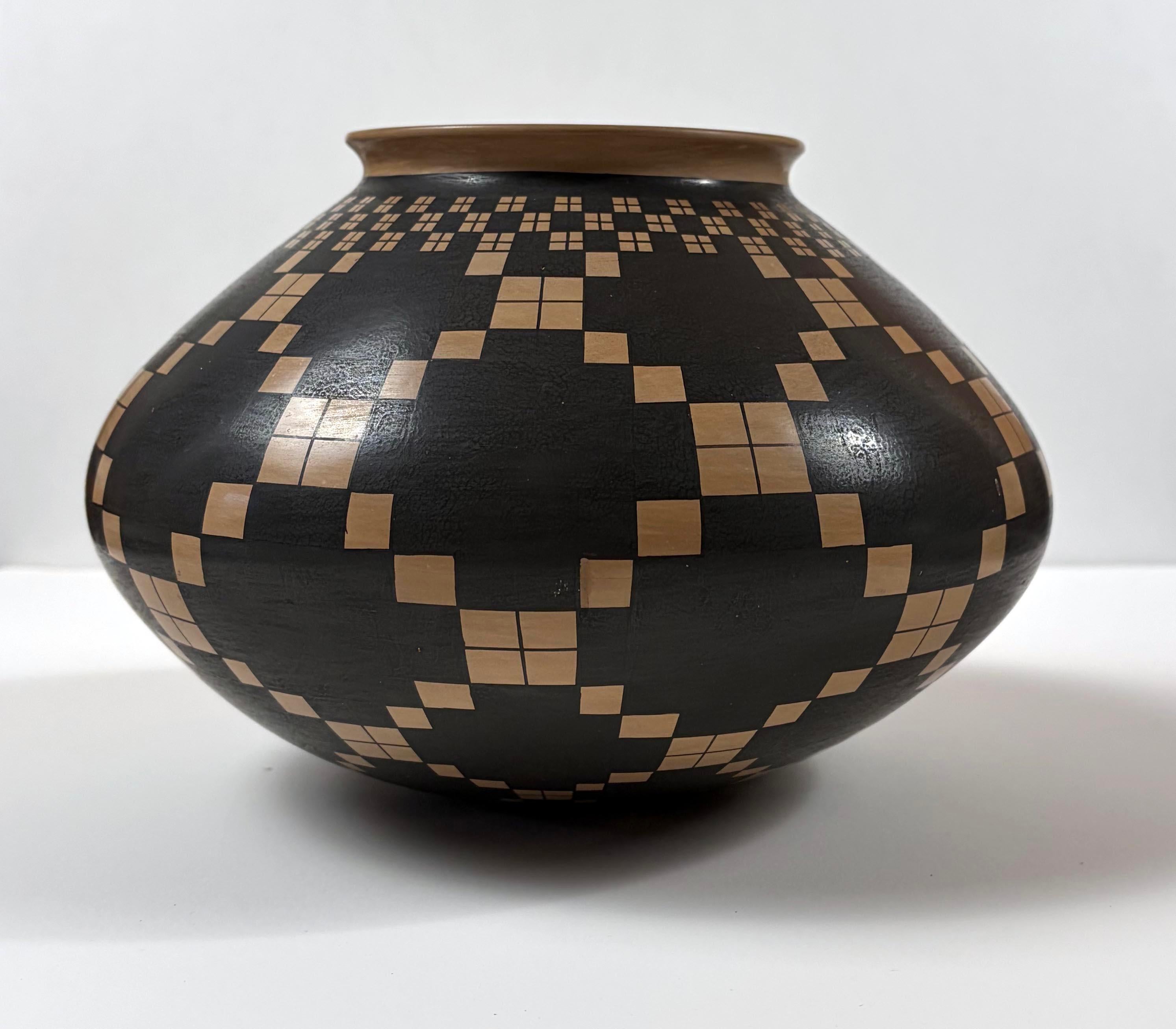 Juan Quezada Celado Figurative Sculpture - Mata Ortiz Black-on-Buff Geometric Olla by Juan Quezada, Signed