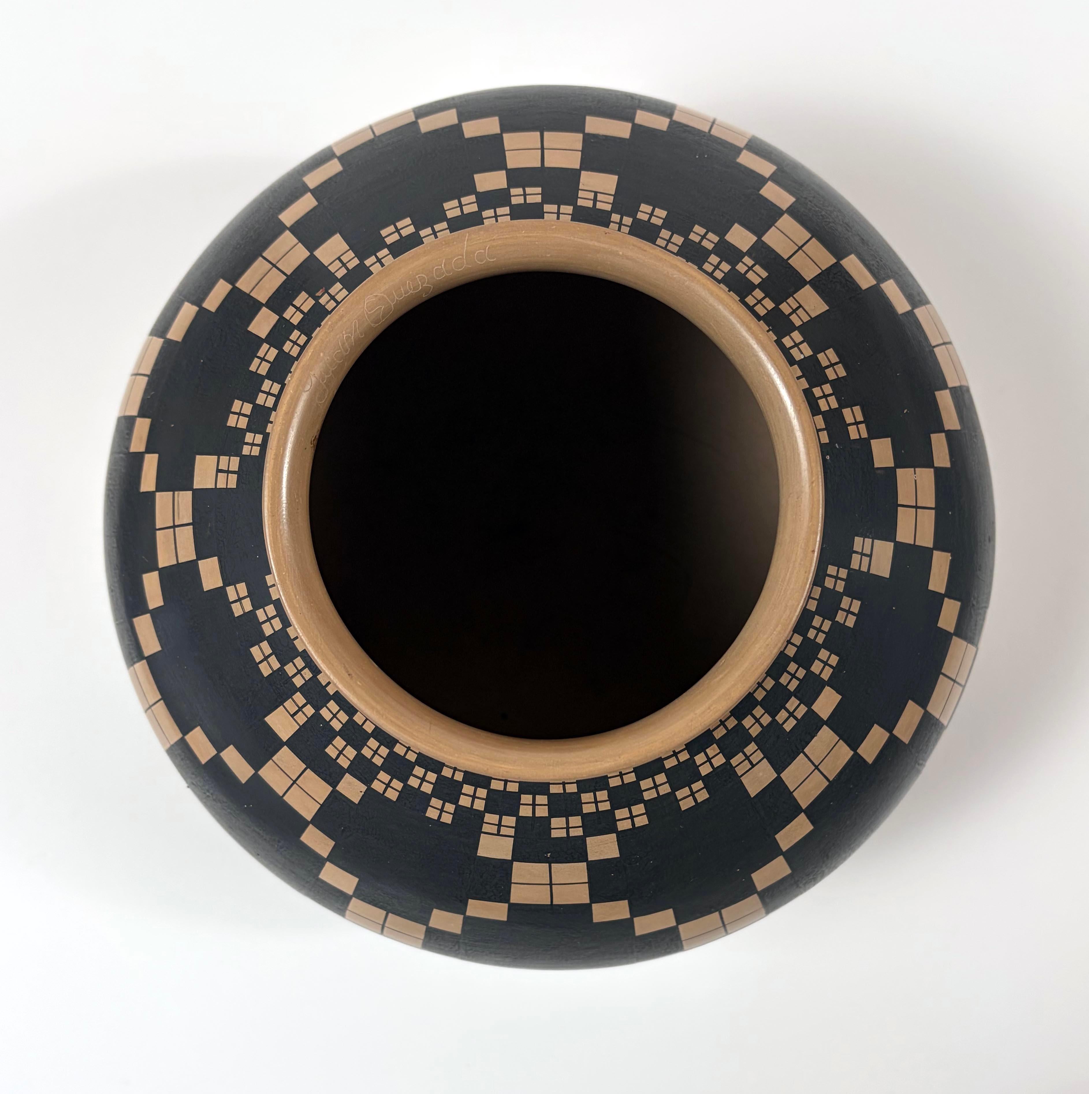 Mata Ortiz Black-on-Buff Geometric Olla by Juan Quezada, Signed - Sculpture by Juan Quezada Celado