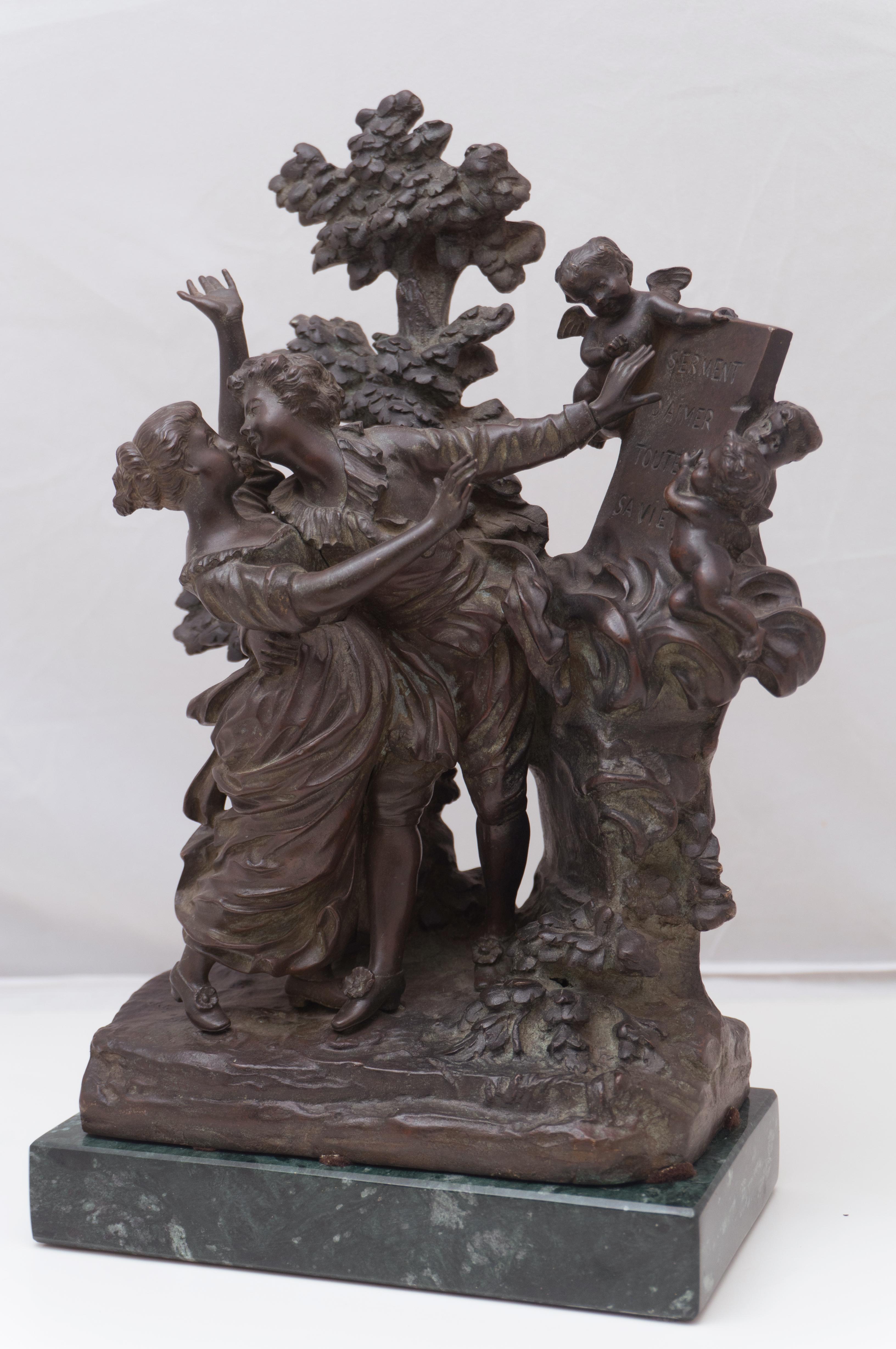  „Der Kuss“, zwei junge Liebende umarmend, französische Bronzefigurengruppe aus verlorenem Wachs  (Gold), Figurative Sculpture, von Georges Flamand