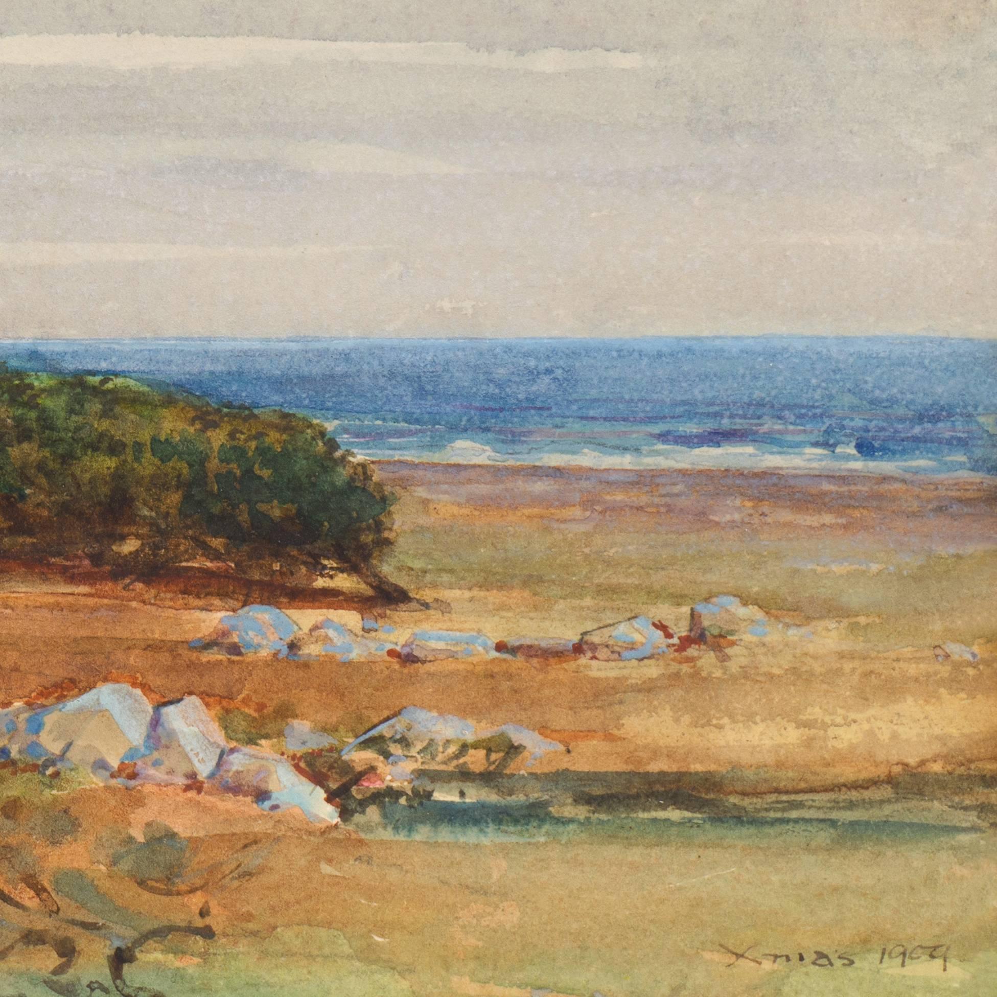 Paysage du début du XXe siècle montrant une vue de la côte à Moss Beach dans le comté de Monterey, avec un ciel bleu ardoise au-dessus de la tête et une vue vers un peuplement de cyprès de Monterey balayé par le vent, avec une vue sur l'océan bleu