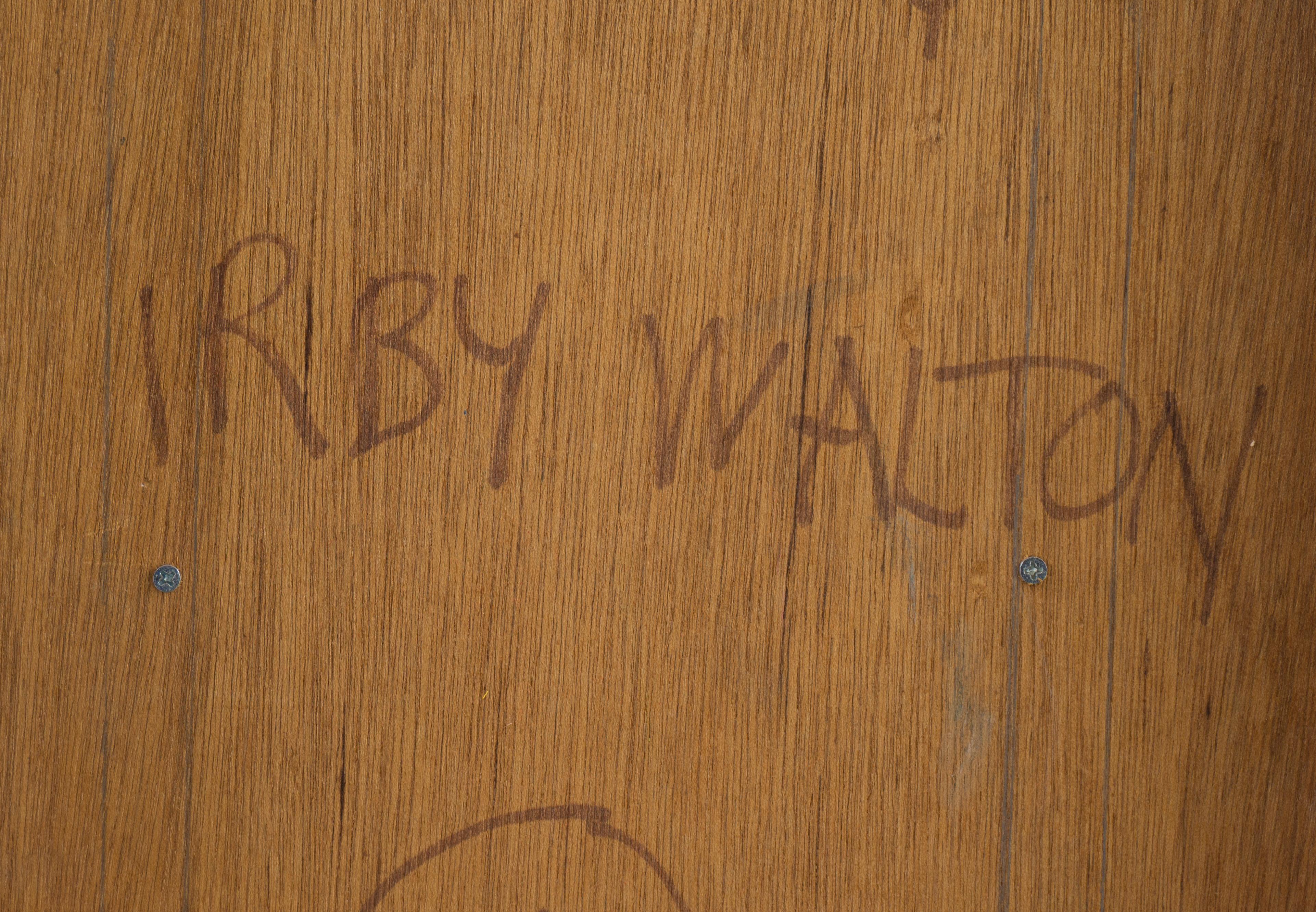 Verso signiert:: „Irby Walton“ (Amerikaner:: geboren 1937) und datiert 1992. 
 
Die massive:: an der Wand befestigte vertikale Holzskulptur in bunten Tönen aus zerklüftetem Eisblau und blassem Korallenholz zeigt eine subtile:: kinetische