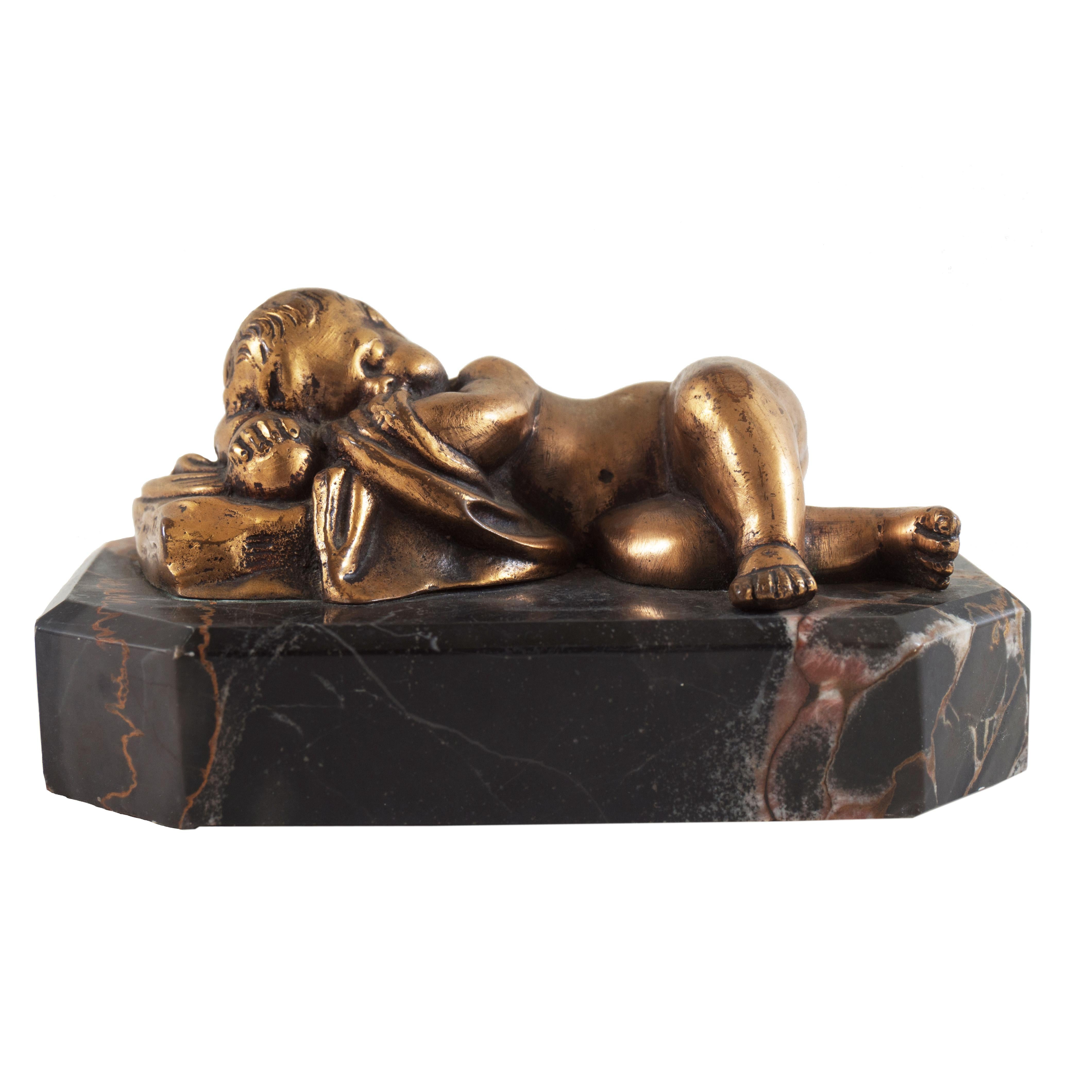  Kleine Beaux-Arts-Skulptur „Sleeping Cherub“ aus vergoldeter Bronze auf Portoro-Marmorsockel – Sculpture von Unknown
