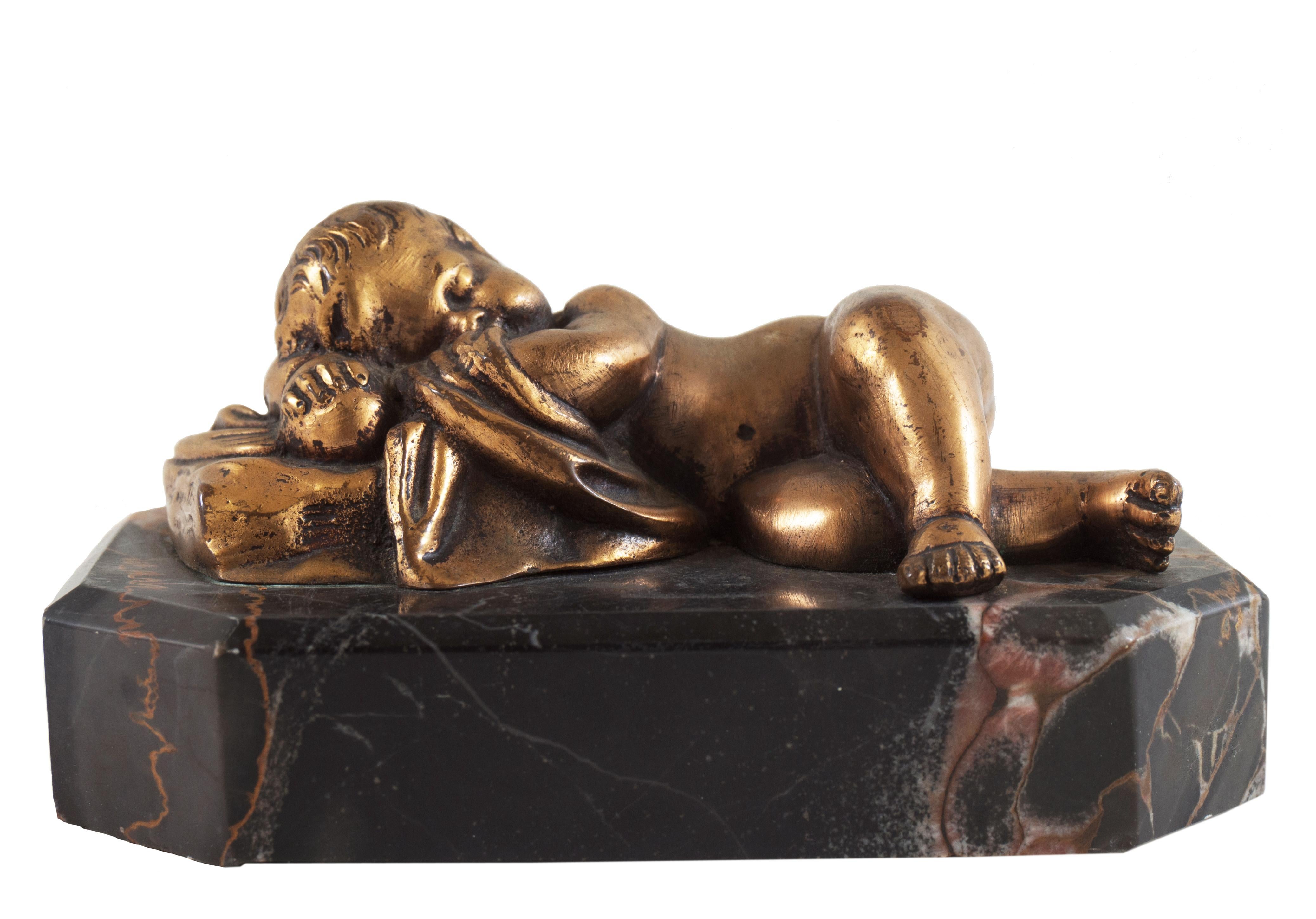 Unknown Figurative Sculpture –  Kleine Beaux-Arts-Skulptur „Sleeping Cherub“ aus vergoldeter Bronze auf Portoro-Marmorsockel
