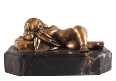  Kleine Beaux-Arts-Skulptur „Sleeping Cherub“ aus vergoldeter Bronze auf Portoro-Marmorsockel