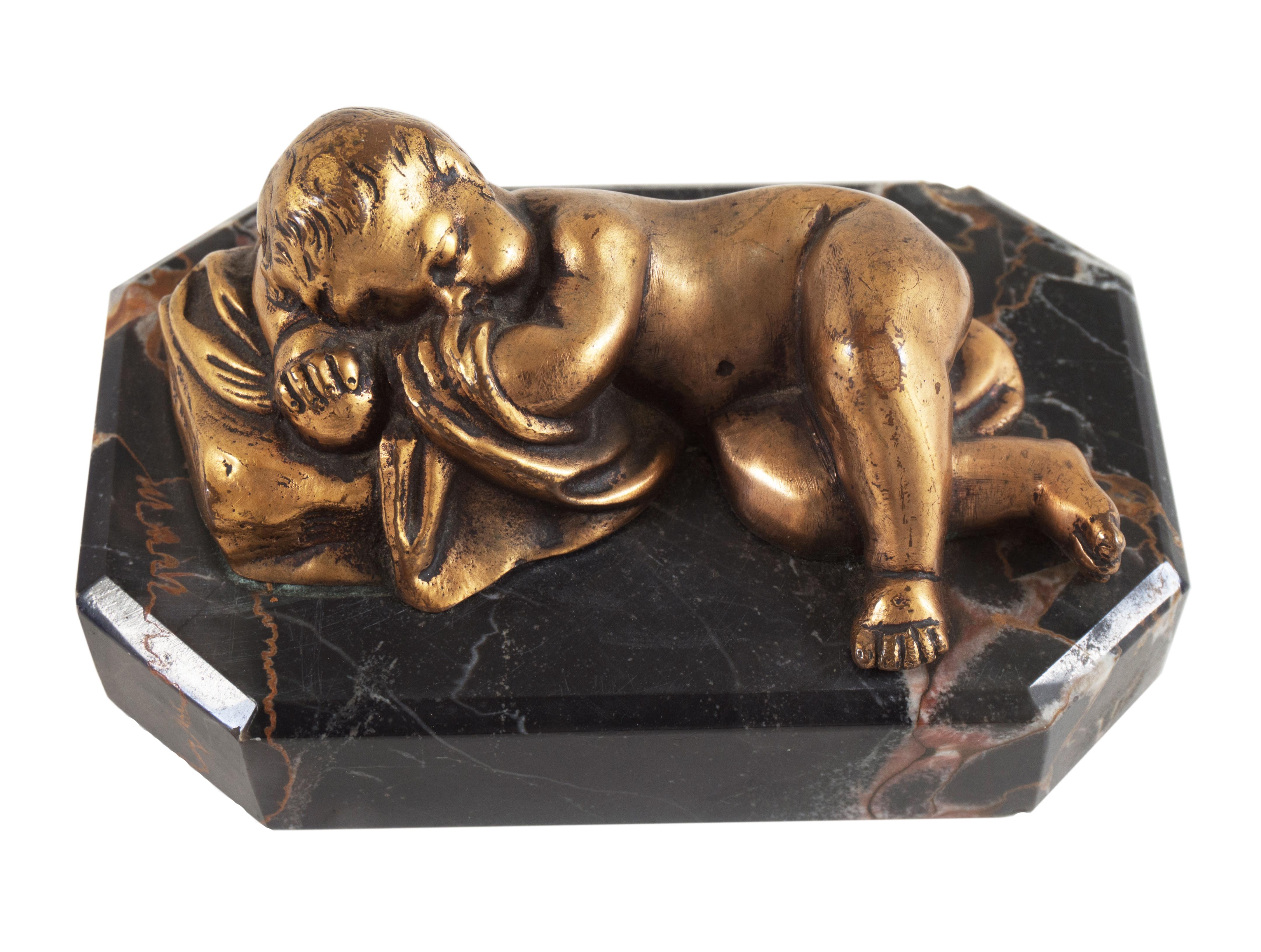  Kleine Beaux-Arts-Skulptur „Sleeping Cherub“ aus vergoldeter Bronze auf Portoro-Marmorsockel (Gold), Figurative Sculpture, von Unknown