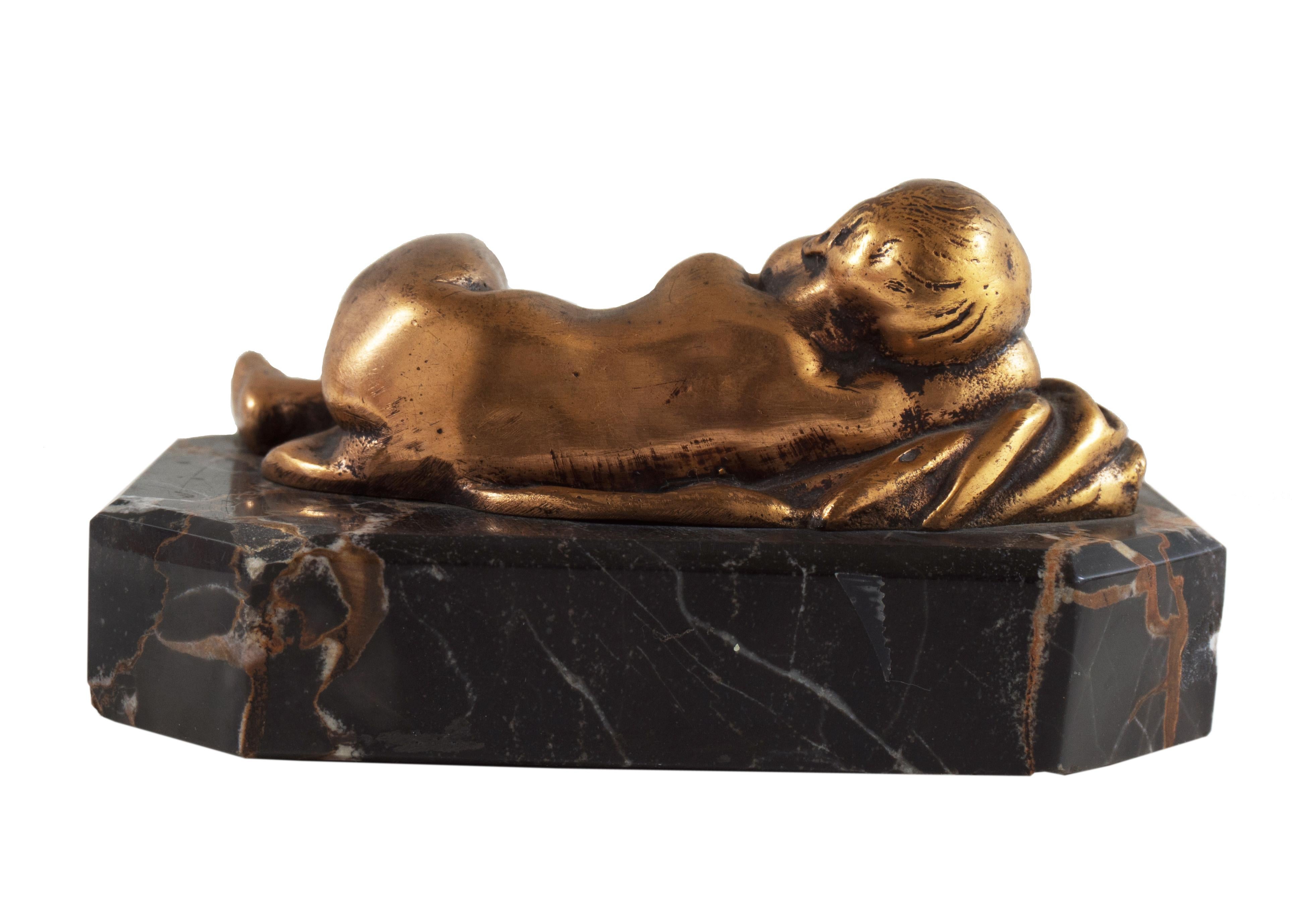  Kleine Beaux-Arts-Skulptur „Sleeping Cherub“ aus vergoldeter Bronze auf Portoro-Marmorsockel (Realismus), Sculpture, von Unknown
