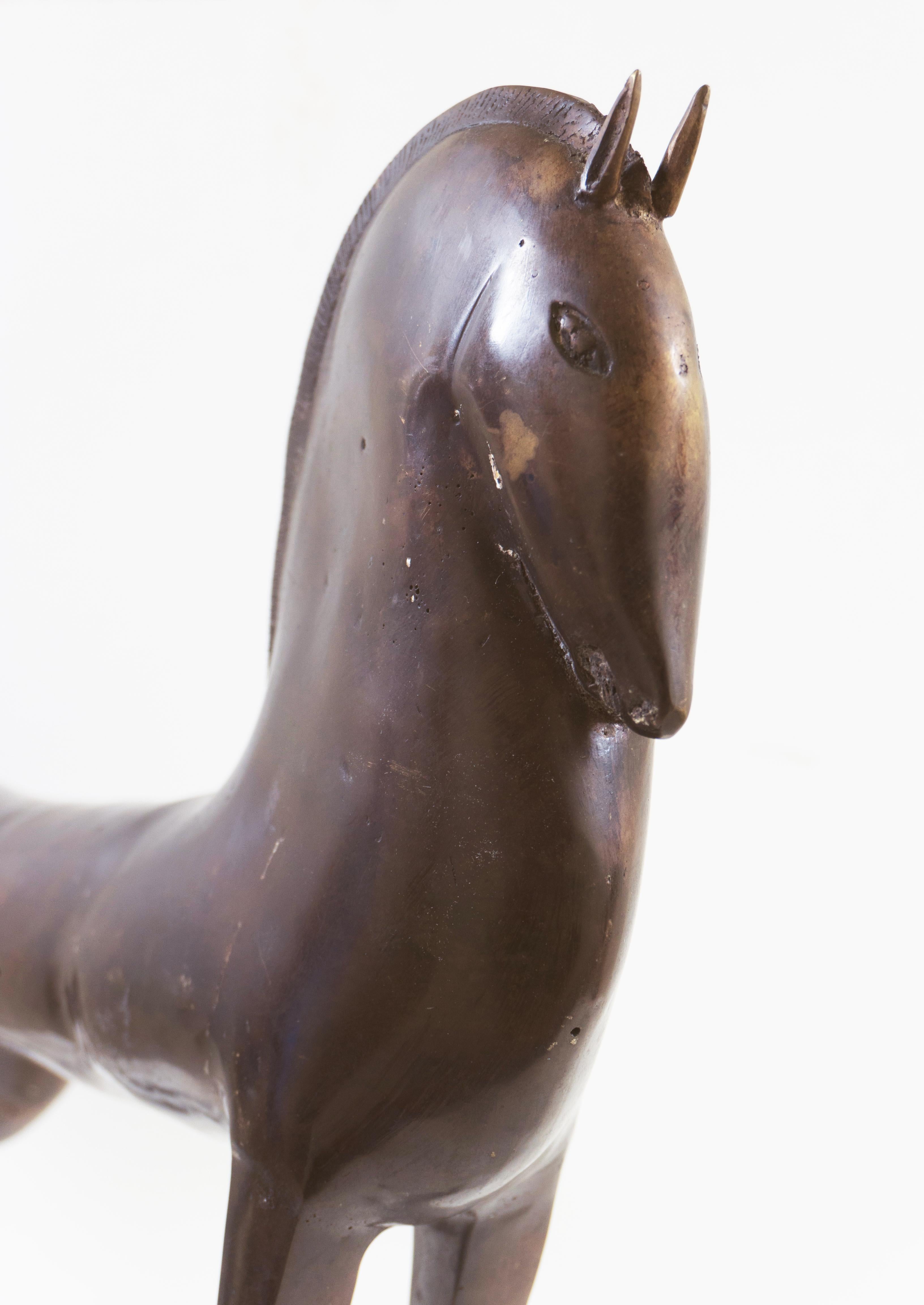 Cheval debout de style étrusque en bronze   (Équestre, milieu du siècle, antique) - Or Figurative Sculpture par Archaic