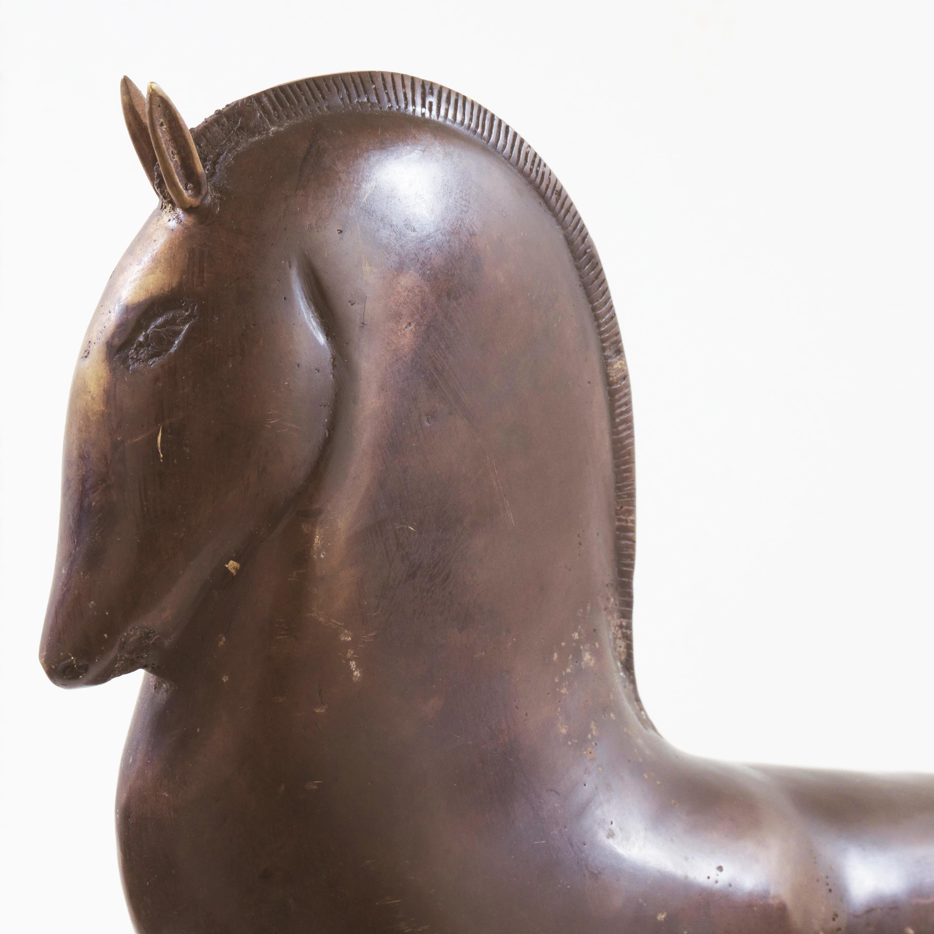 Cheval debout de style étrusque en bronze   (Équestre, milieu du siècle, antique) - Sculpture de Archaic