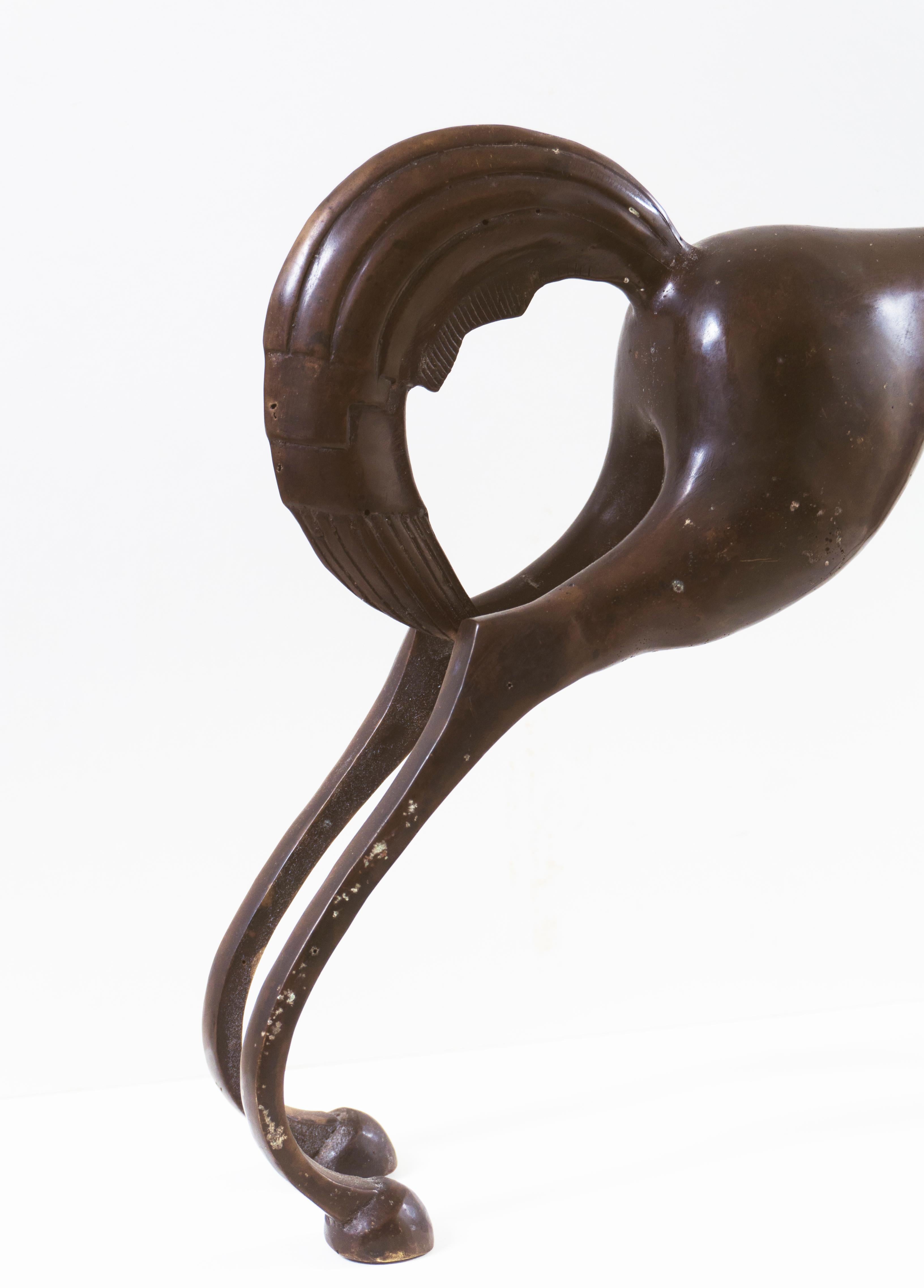 Sculpture en bronze du milieu du siècle, élégante et raffinée, représentant un cheval debout, la tête en arrière et les jambes tendues, comme s'il était prêt à charger. Modelé d'après le style étrusque vers 500 avant notre ère. Non signée. Cast