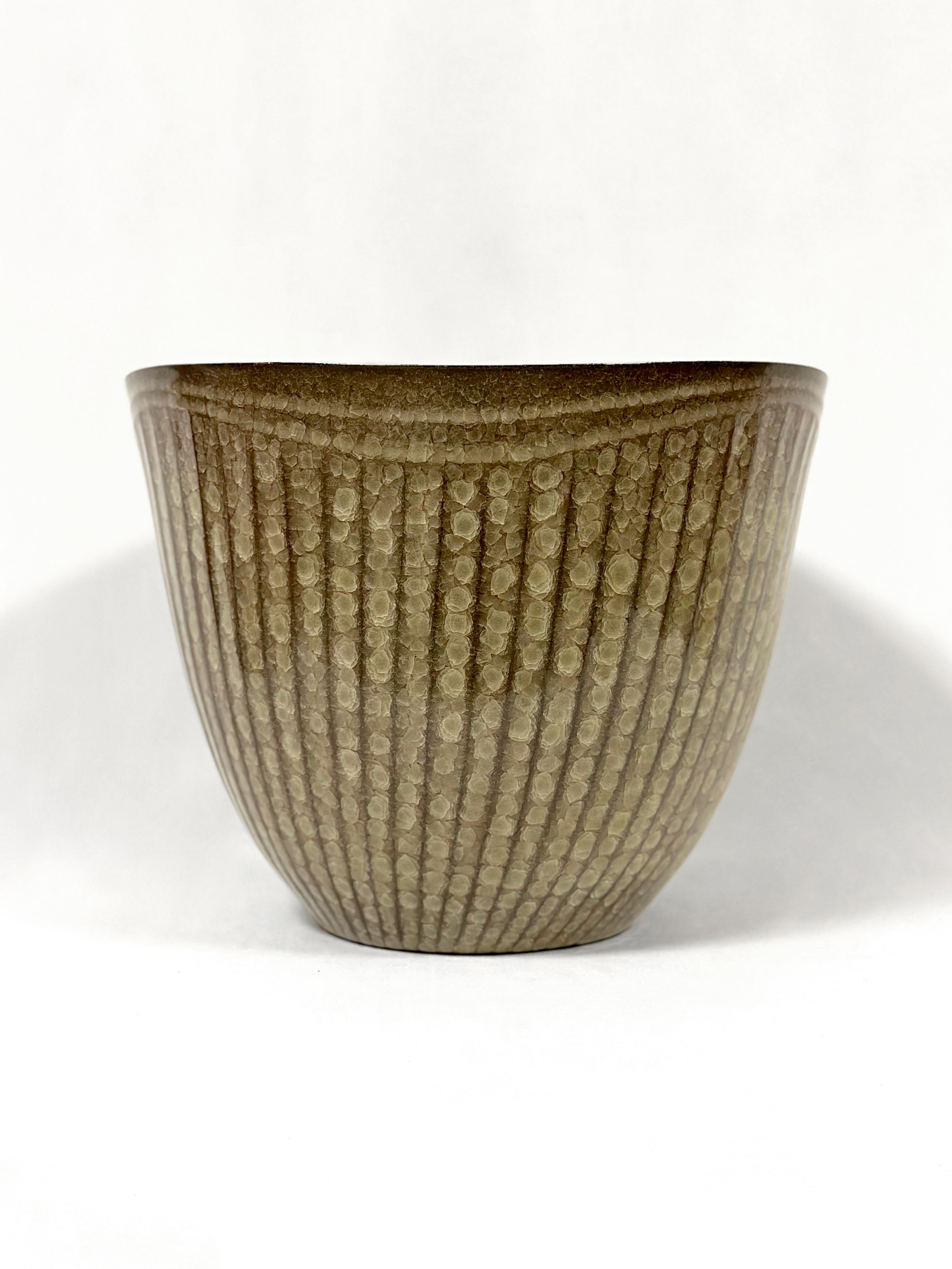 MINEGESHI SEIKO (b.1952)
Large Vessel, 2005
Celadon glaze with crackle layers
10.5 x 14 x 14 inches
With artist signed tomobako

PROVENACE
Artist's Studio
Joan Mirviss Ltd, New York, 2005
Private Collection, MA 