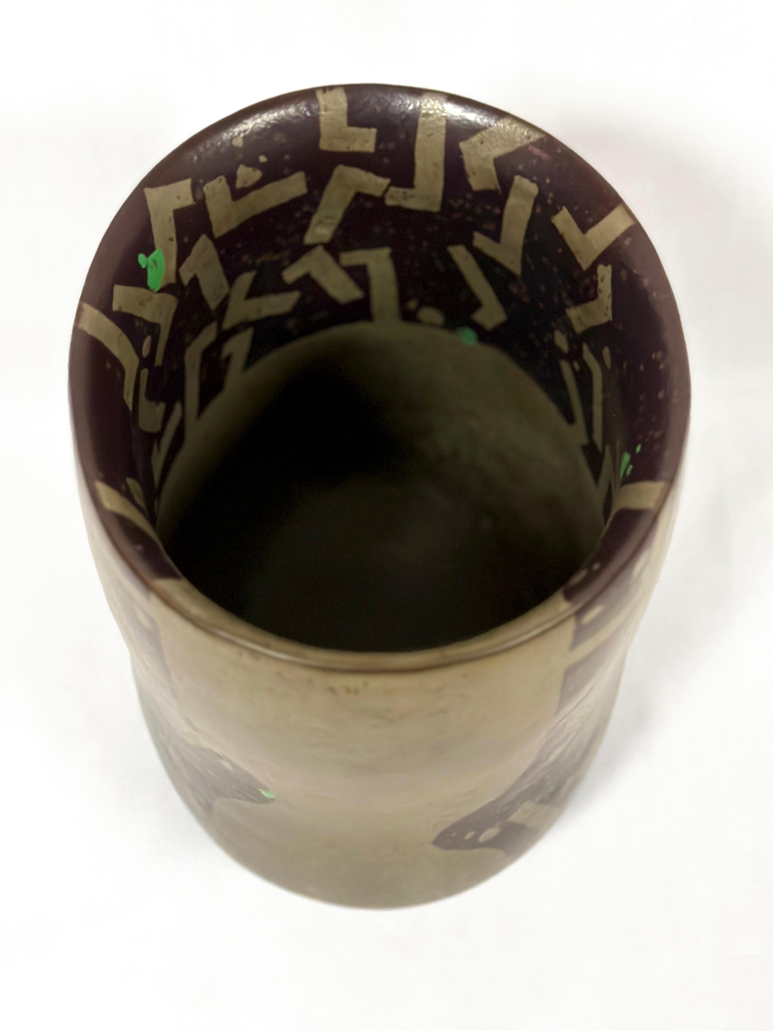 Vase à deux anses en aubergine avec fleurs dorées et vertes en vente 4