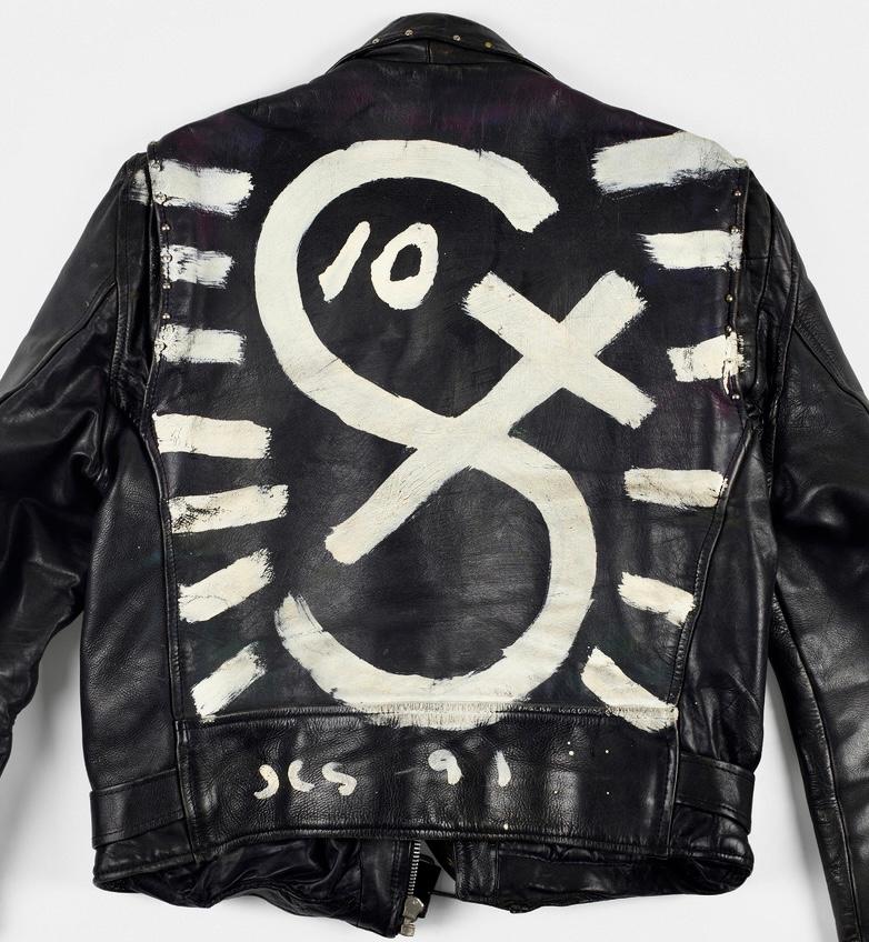 Julian Schnabel Handgemalte Lederjacke 1991:

Julian Schnabel hat diese zeitlose Vintage-Motorradjacke aus Leder 1991 handbemalt (signiert und datiert auf der Unterseite). Ein einzigartiges Werk von Schnabel, das in jeder Umgebung hervorragend