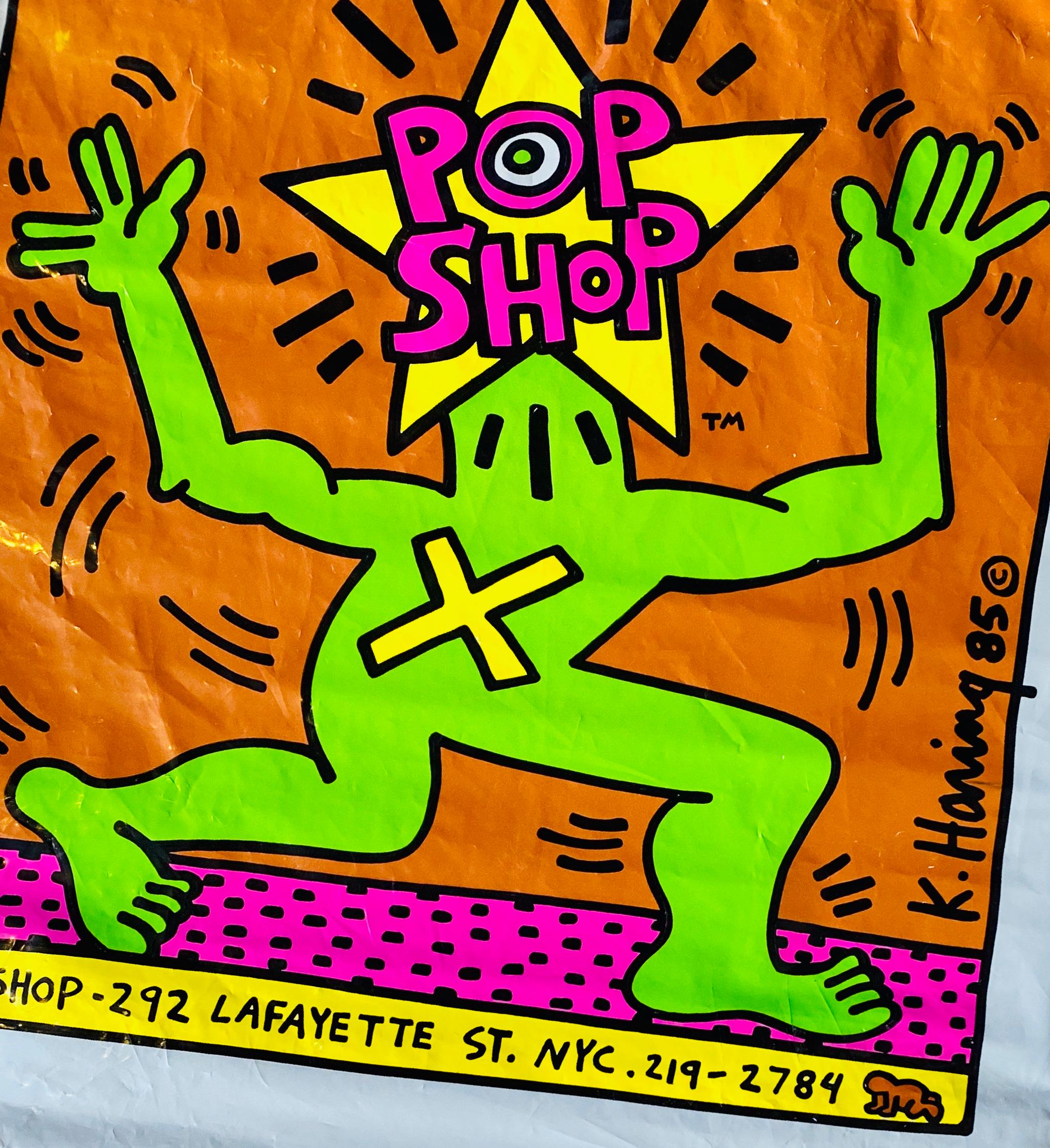 Tienda Pop de Keith Haring, hacia 1987:
Bolsa vintage original de los años 80 Keith Haring Pop Shop, diseñada e ilustrada por el artista. Presenta una atrevida firma impresa de Keith Haring y destacados logotipos originales de la tienda Haring Pop,