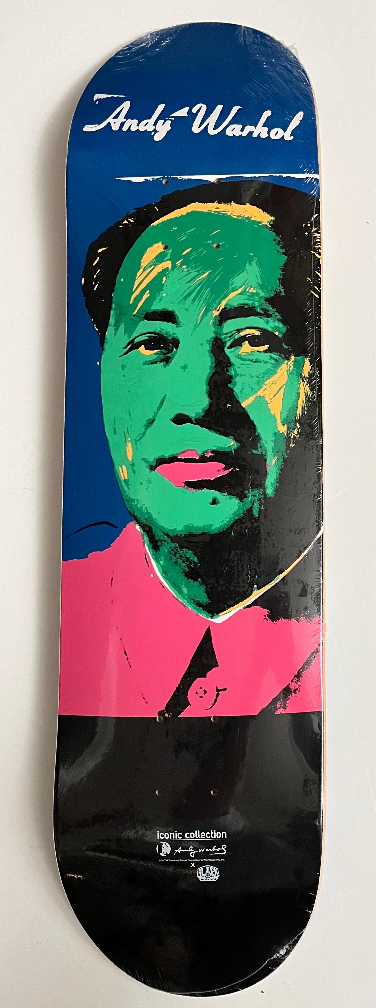 Raro fuori catalogo Andy Warhol Mao Skateboard Deck circa 2012. 

Un pezzo di skate art con licenza di proprietà altamente decorativo, nato nel 2012 circa dalla collaborazione tra Alien Workshop e la Andy Warhol Foundation. Un brillante pezzo di pop