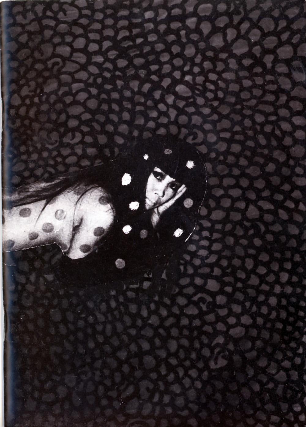 Catalogo della retrospettiva di Yayoi Kusama al Whiteney Museum 2012. Questo raro catalogo vintage del museo Whitney presenta la Kusama ricoperta dai motivi universali a pois per i quali l'artista è forse più conosciuta. All'interno sono presenti