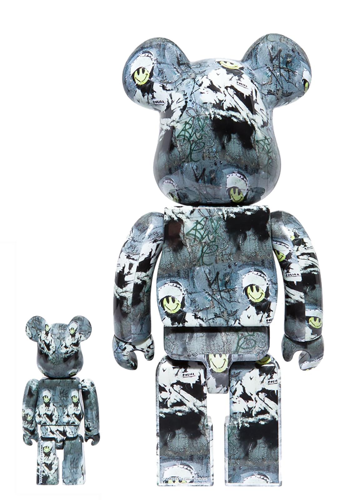 Policía antidisturbios Bearbrick 400  & 100% (Policía antidisturbios BE@RBRICK) - Print de Banksy