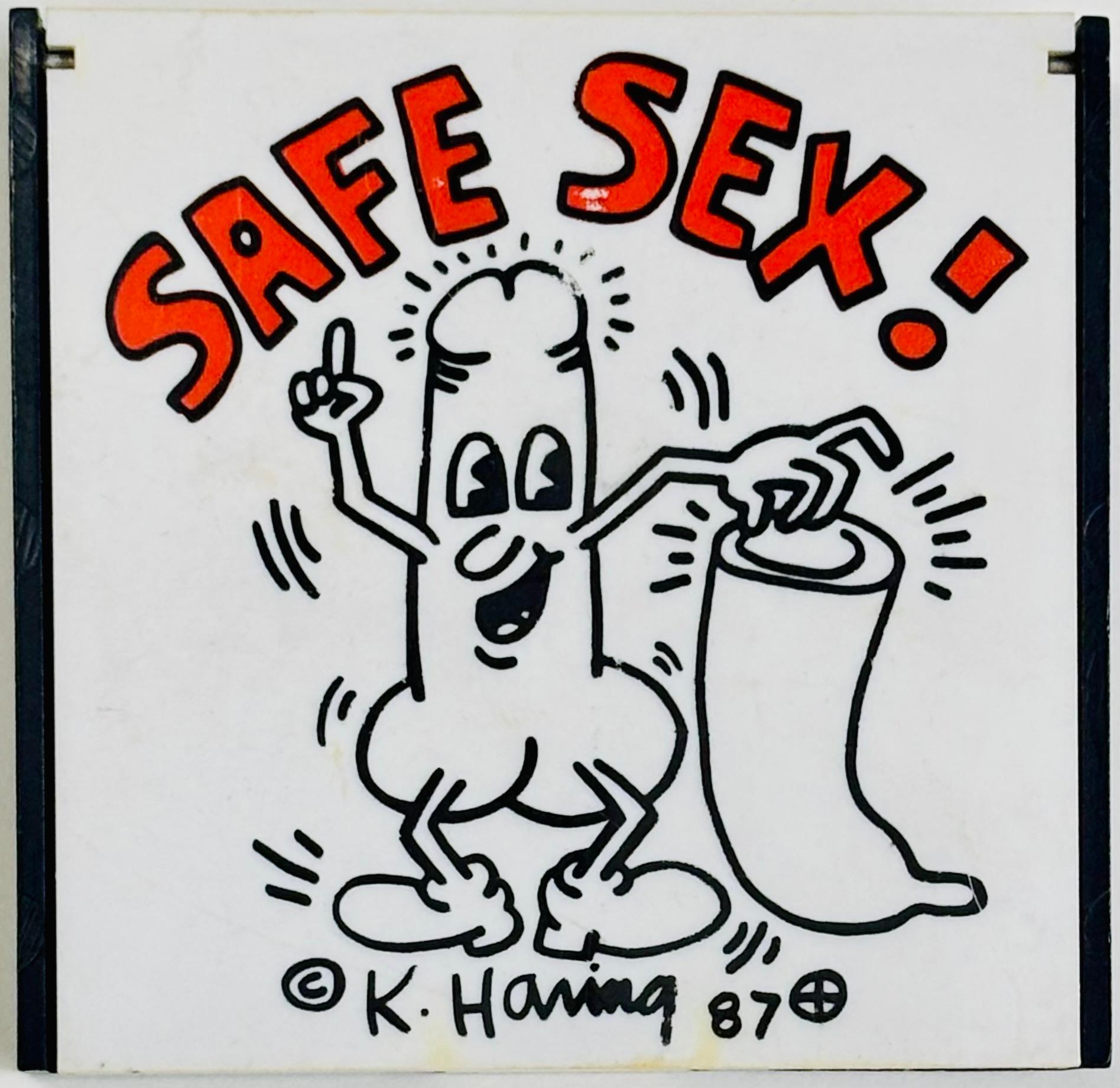 Original 1987 Keith Haring Safe Sex condom case :
Conçue par Keith Haring dans le cadre de ses nombreuses actions de sensibilisation au sida. Une pièce de collection historique des années 1980 à l'effigie de Keith Haring  produites du vivant de
