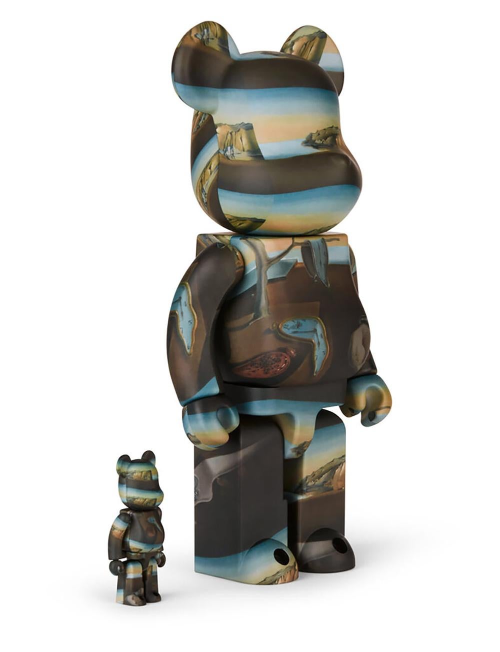 Salvador Dalí Bearbrick 400% (Salvador Dalí MoMa BE@RBRICK):
Esta colaboración entre el MoMA y BE@RBRICK presenta la famosa figura del oso impresa con el arte surrealista clásico de La persistencia de la memoria (1931) de Salvador Dalí, una obra de