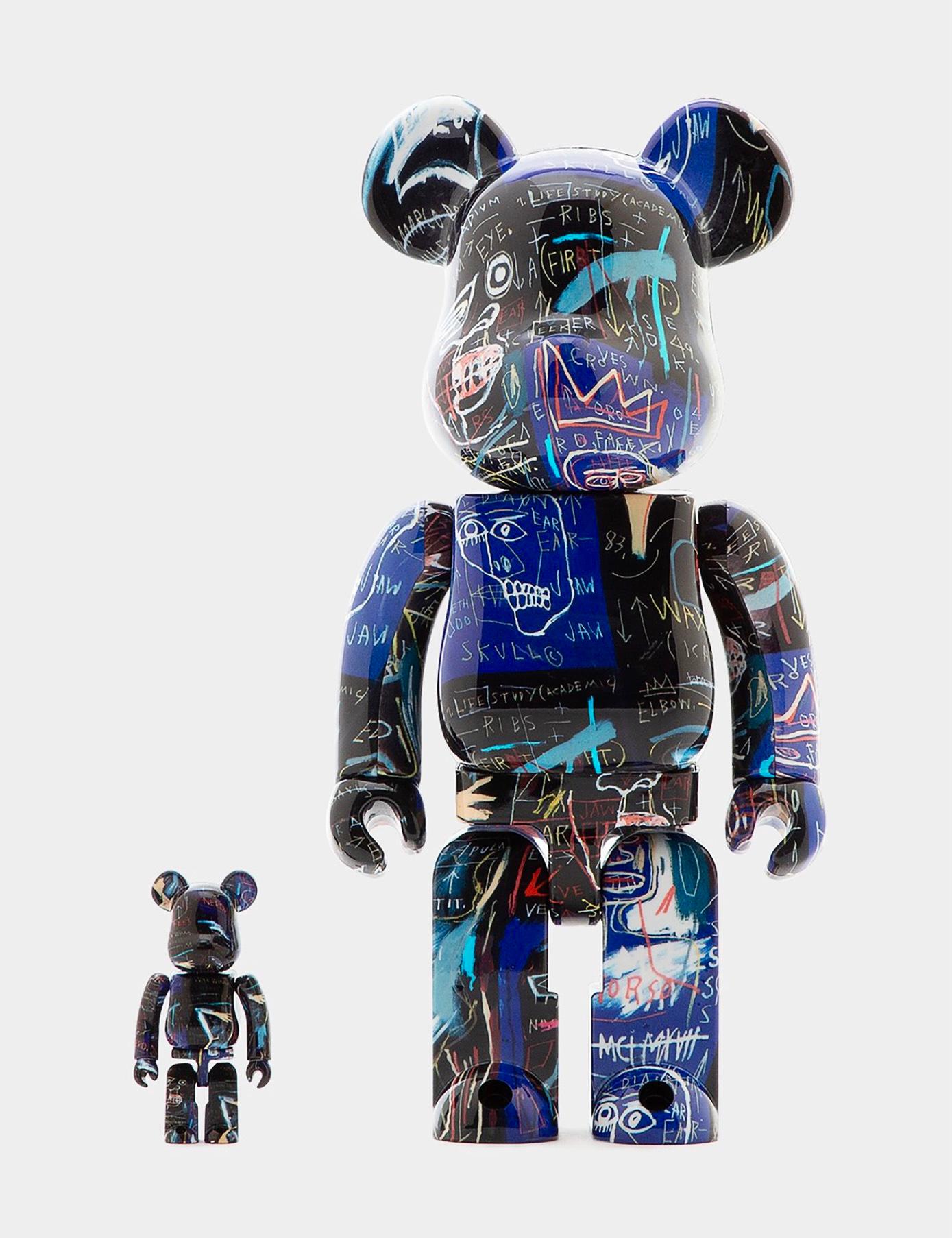 Jean-Michel Basquiat Bearbrick Vinyl Figuren: Satz von zwei (400% & 100%):
Ein einzigartiges, zeitloses Basquiat-Sammlerstück in limitierter Auflage, geschützt und lizenziert durch den Nachlass von Jean-Michel Basquiat. Das Sammlerstück zeigt