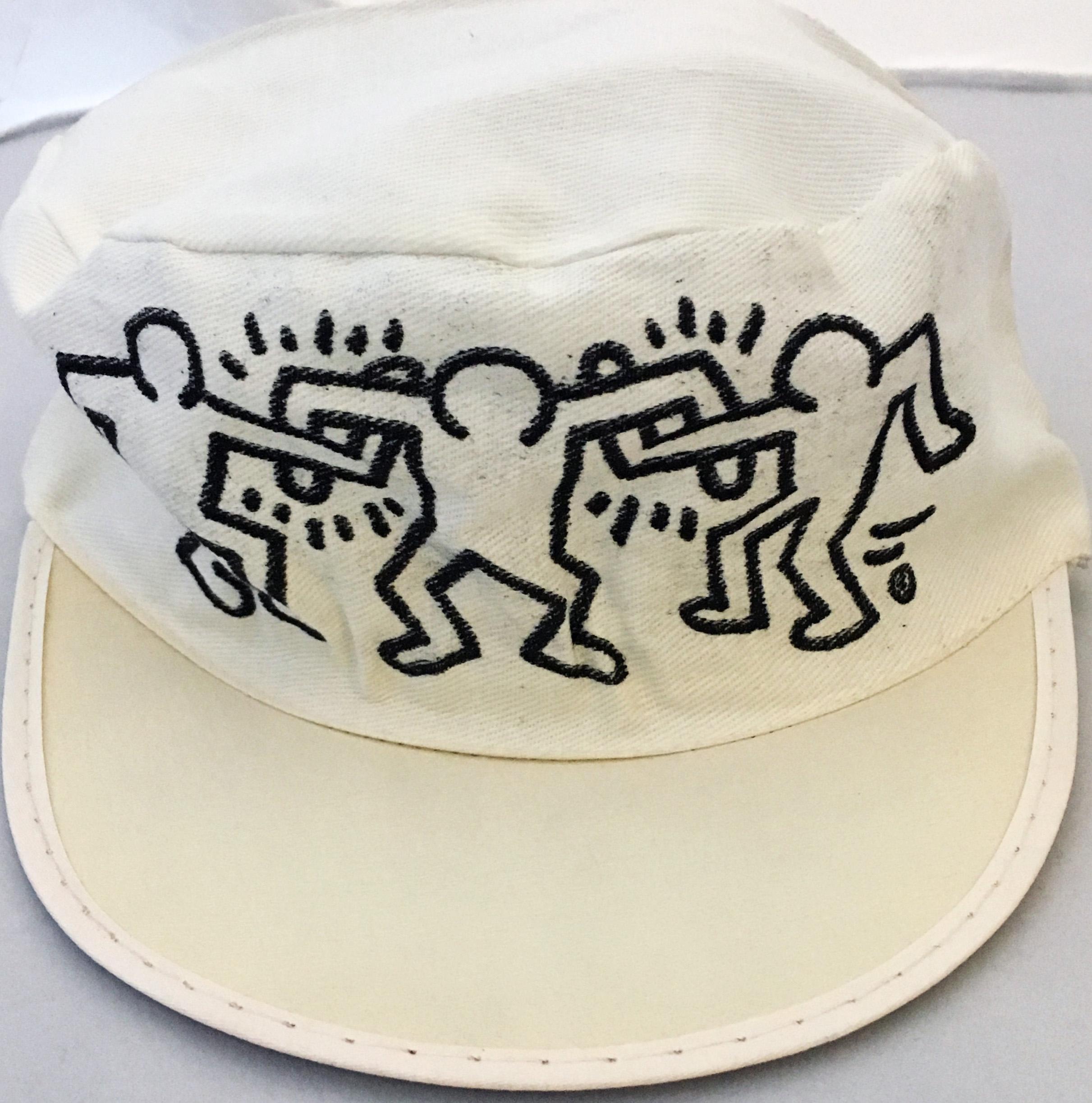 Original Keith Haring World Tour Hut:: 1984 

Bestickte Nähte auf der Mütze des weißen Malers im Stil eines Malers 
10 x 8 x 3 Zoll. (25::4 x 20::3 x 7::6 cm.) 
Ungetragen und nie getragen. Behält einige geringfügige Abnutzungserscheinungen; sonst