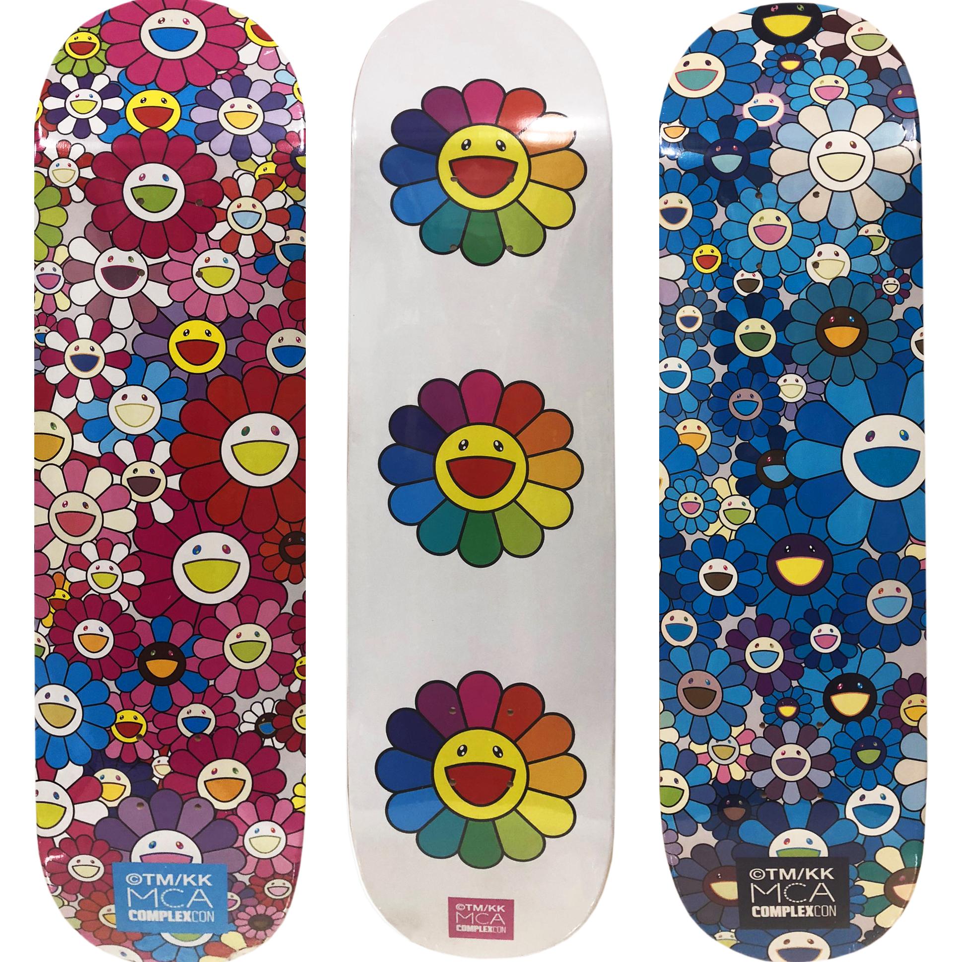 Set von 3 Takashi Murakami-Skateboard-Decken mit Blumen 
Ein lebendiges Triptychon der Takashi Murakami-Wandkunst:: das in einer limitierten Serie in Verbindung mit der Murakami-Ausstellung 2017 produziert wurde: The Octopus Eats Its Own Leg:: MCA