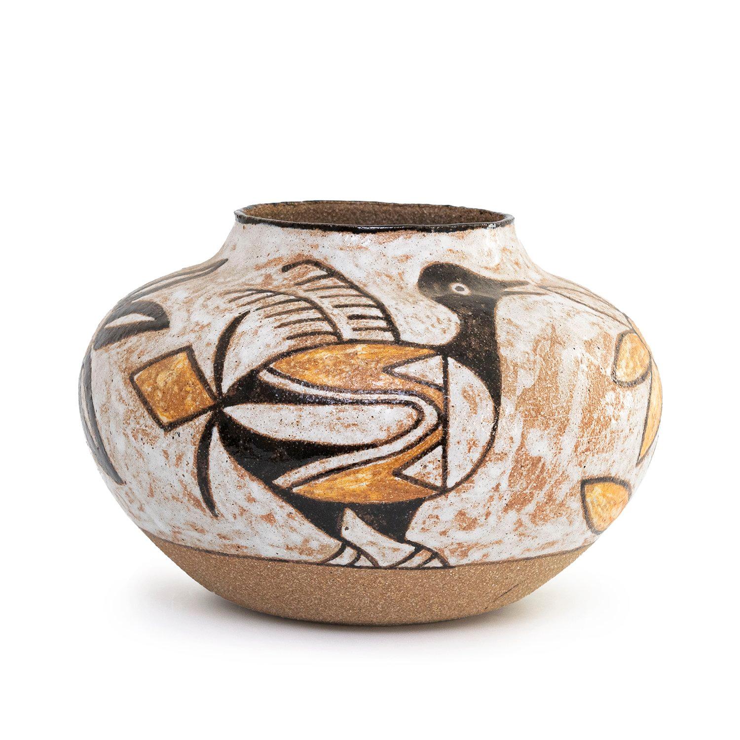 RARE DESSIN D'OISEAU TRIBAL SUR JARRE (INV# NP5076)

MAGDALENA SUAREZ FRIMKESS & MICHAEL FRIMKESS
grès et émail
5.75 x 8.5 x 8.5”
1997
signé par l'artiste
provenance- Le projet Nevica