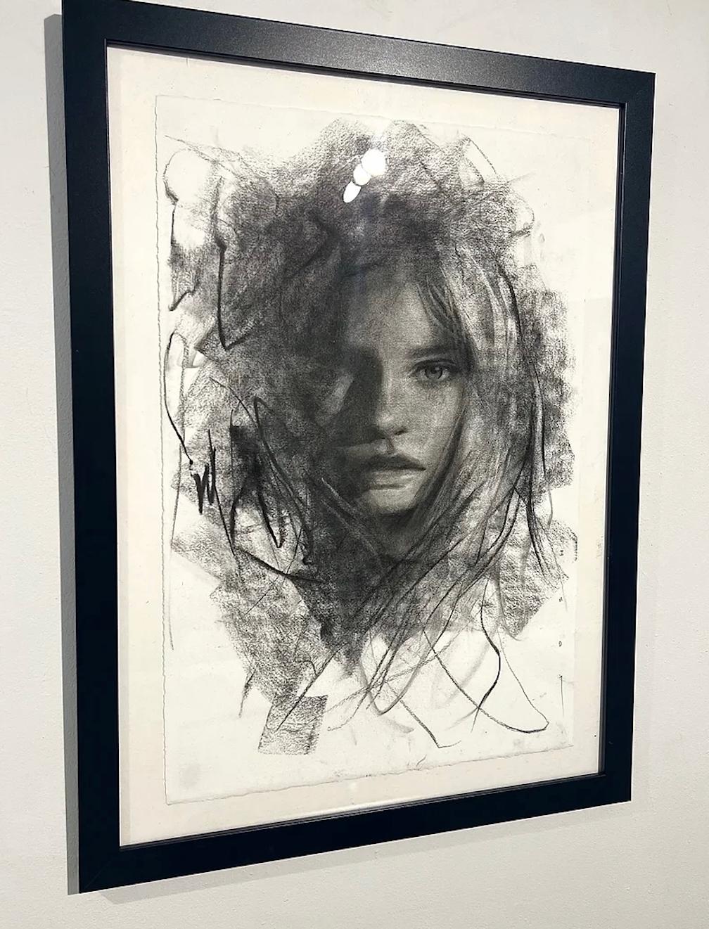 contemporáneo figurativo blanco y negro dibujo al carboncillo pop art interior femenino - Art de Josh Hernandez