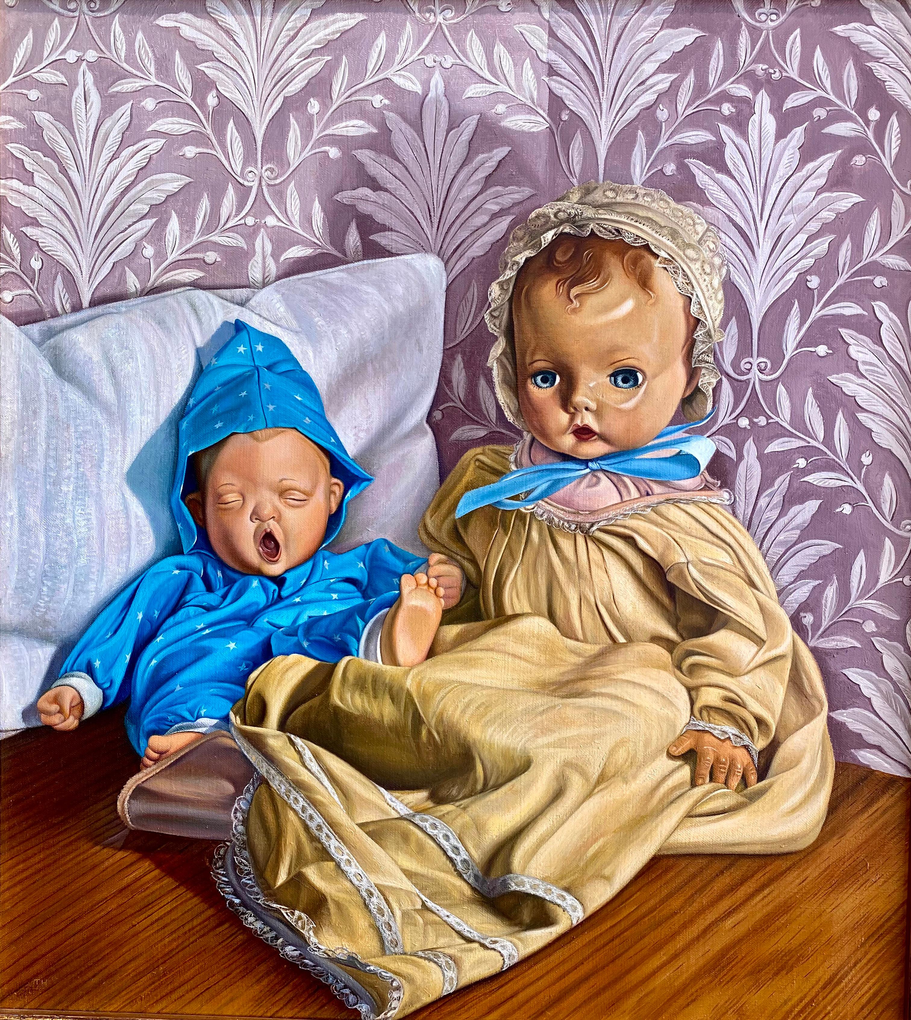 sid et Nancy" de l'artiste américain Thomas Hoffman, huile sur lin, 20 x 18 pouces. Cette peinture photoréaliste représente une poupée antique assise à côté d'un bébé qui baille sur un fond de vieux papier peint décoratif. Elle est encadrée dans un