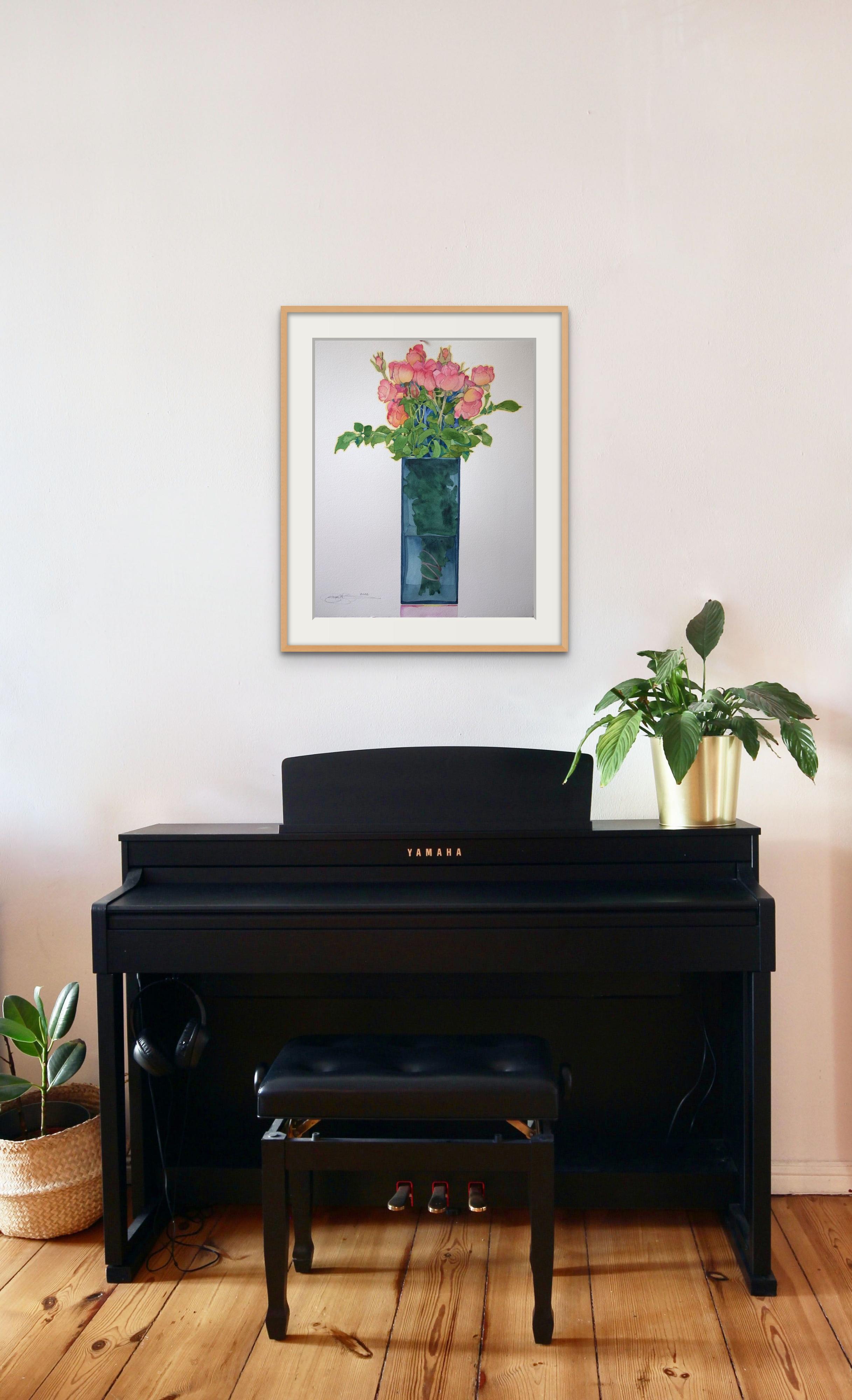 Rosen in einer blauen Vase – Art von Gary Bukovnik