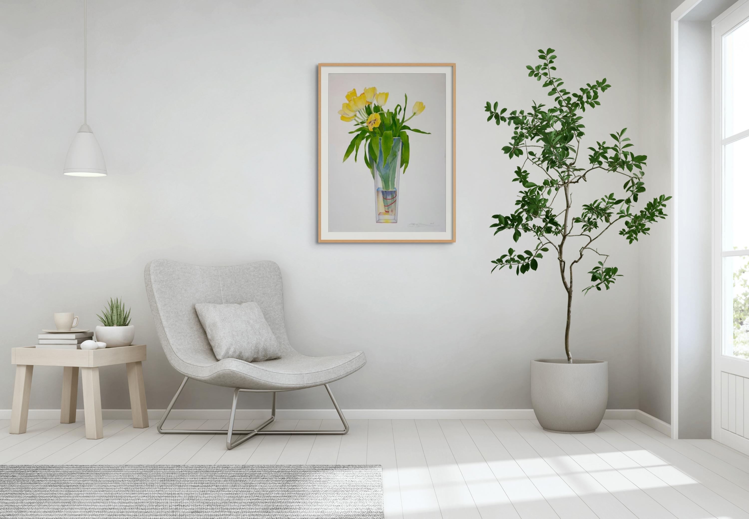 Gelbe Tulpen in hoher Vase  – Painting von Gary Bukovnik