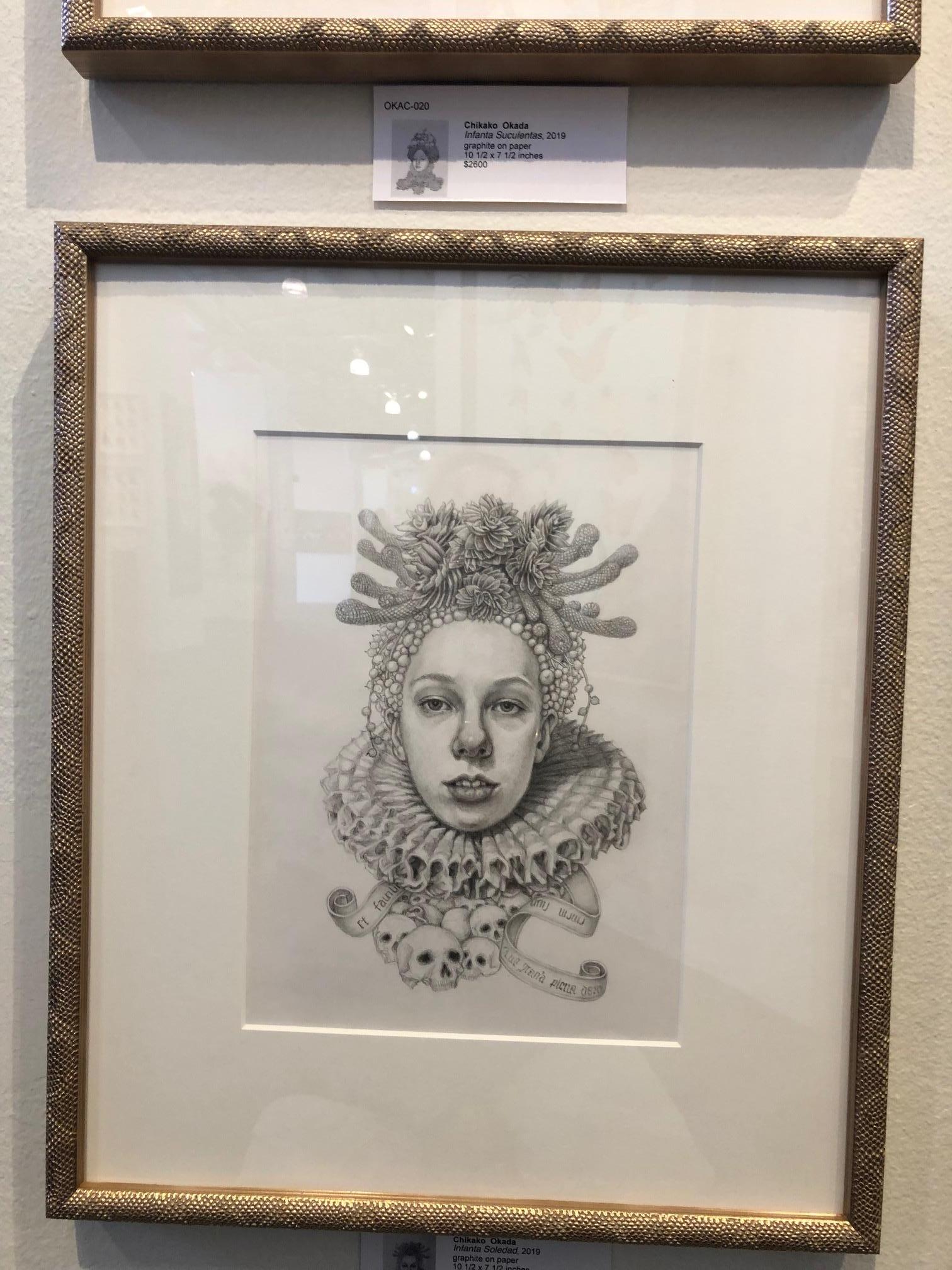 Infanta Soledad- Graphit-Bleistiftzeichnung - Frau mit Schädeln und Skulpturen (Grau), Portrait, von Chikako Okada