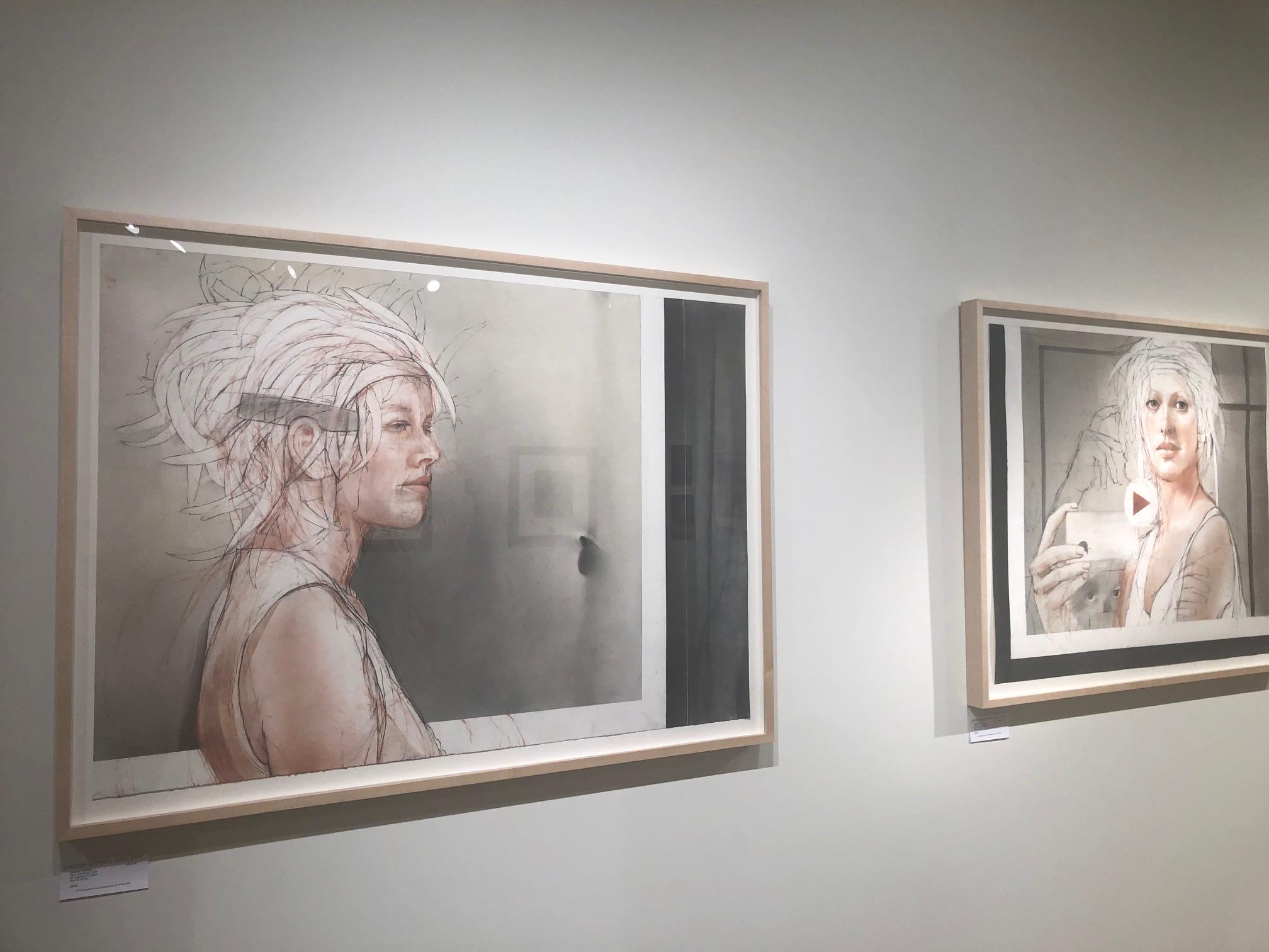 Face and Body / figurative Werke, Frau in einem Museum – Art von Stephen Namara
