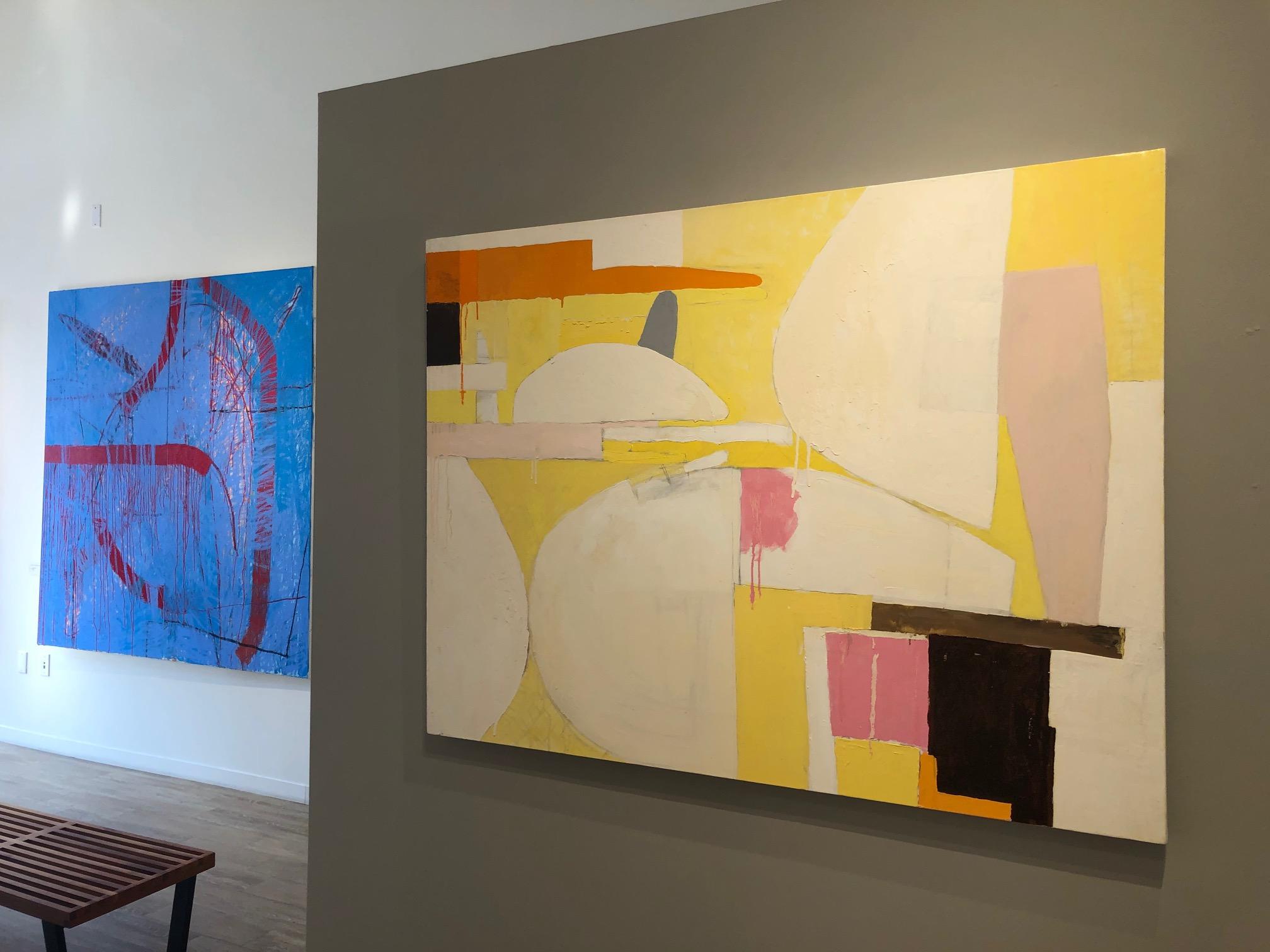 Natura morta / geometria astratta espressionista in giallo tenue - Painting di Javier Arizmendi-Kalb