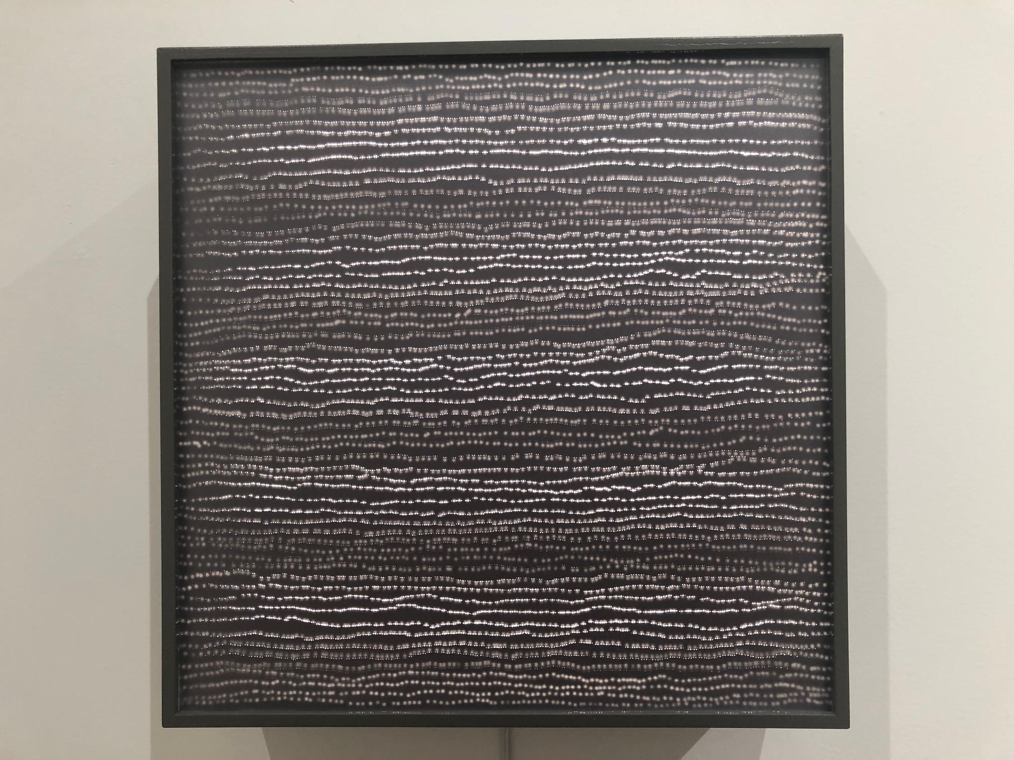 Lichtkasten Nr. 2605 – elektrisches Licht, das von einer Wand- oder Tischskulptur ausgeht (Schwarz), Abstract Sculpture, von Sophia Dixon Dillo