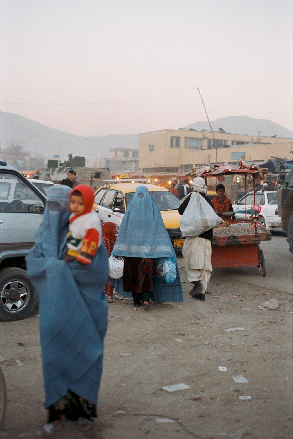 Justin Creedy Smith Color Photograph – Kabul - Limitierte Auflage