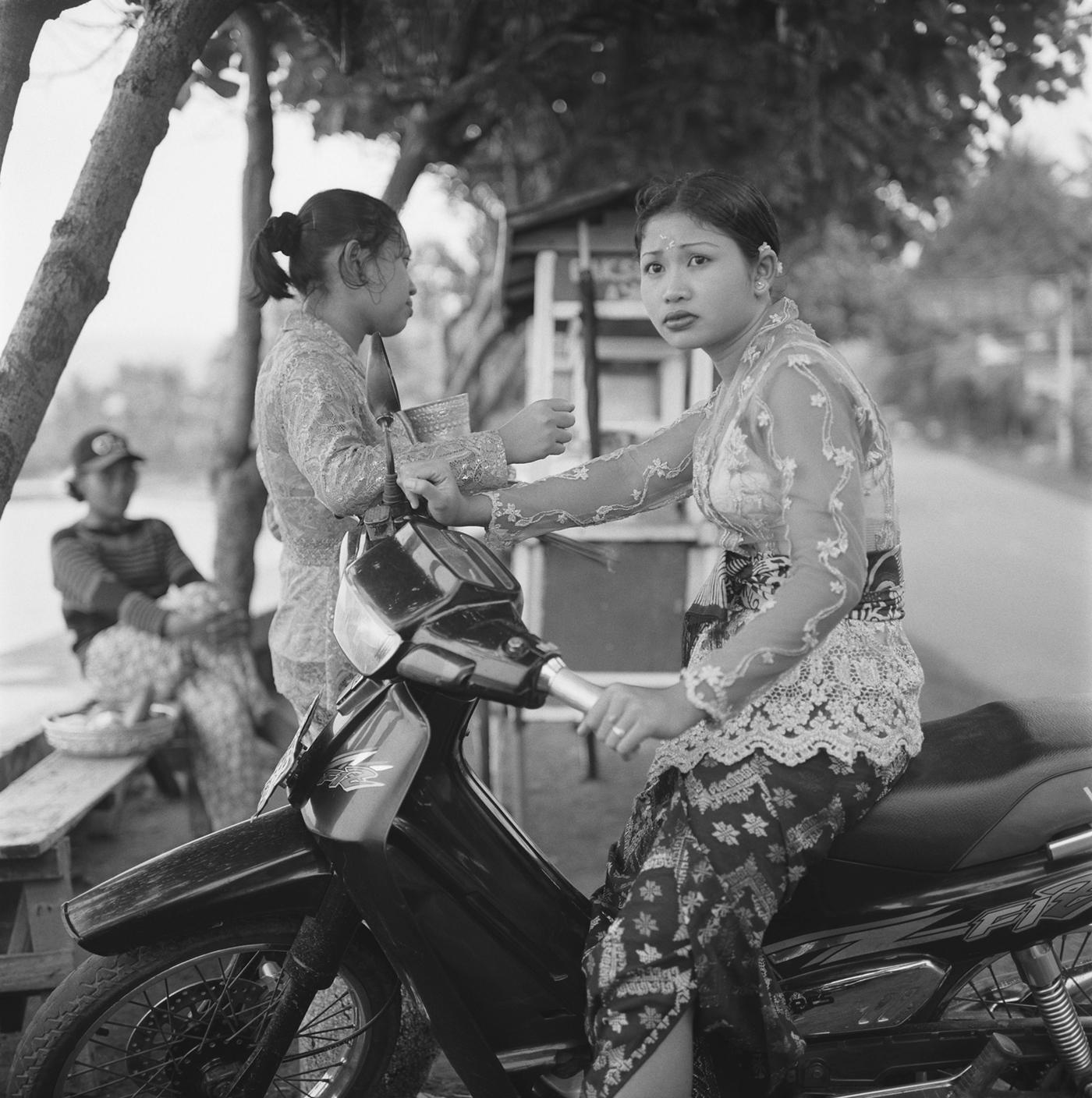 Justin Creedy Smith Black and White Photograph – Das Balinesische Motorrad für Mädchen - Limitierte Auflage - Übergroßer Druck
