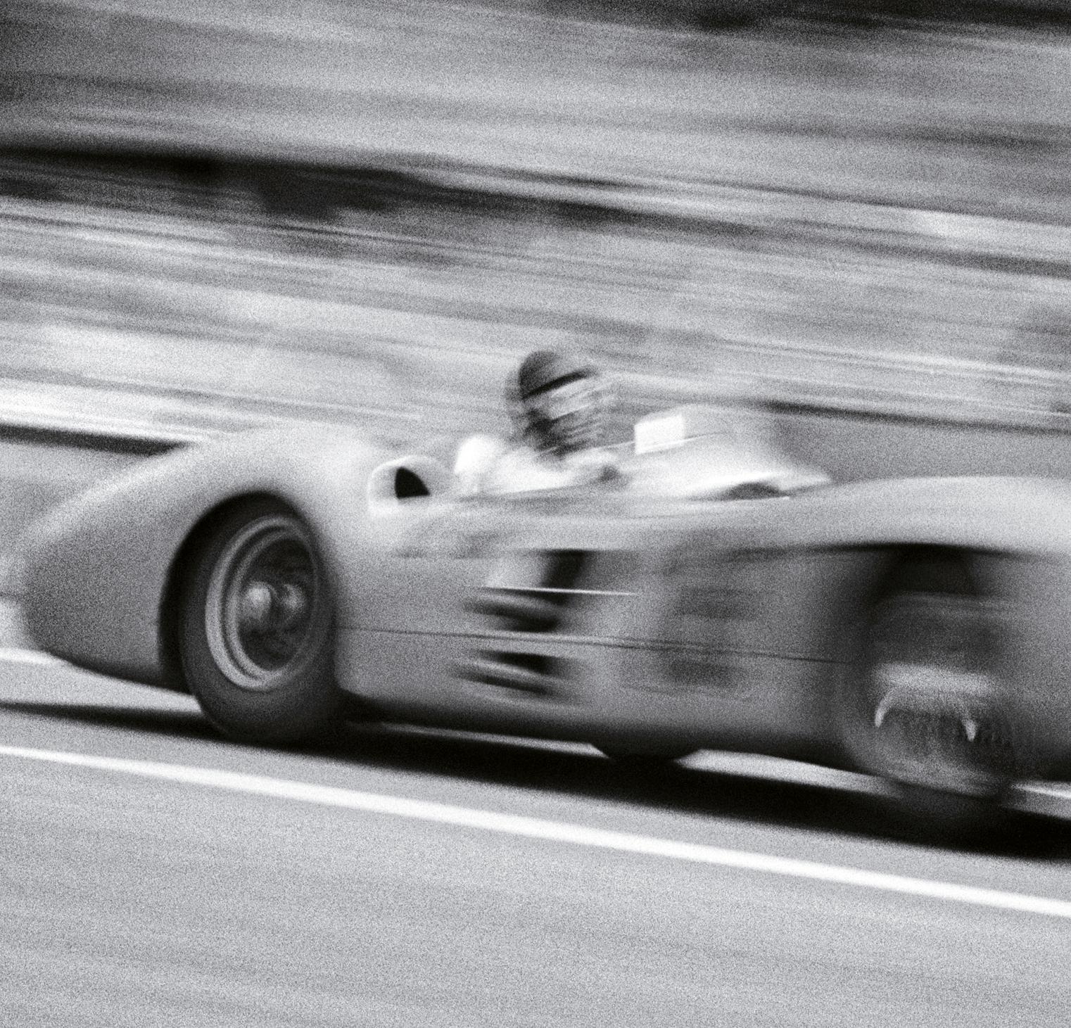 Speed - Oversize Limited Edition Silbergelatine-Druck (Moderne), Photograph, von Joseph McKeown