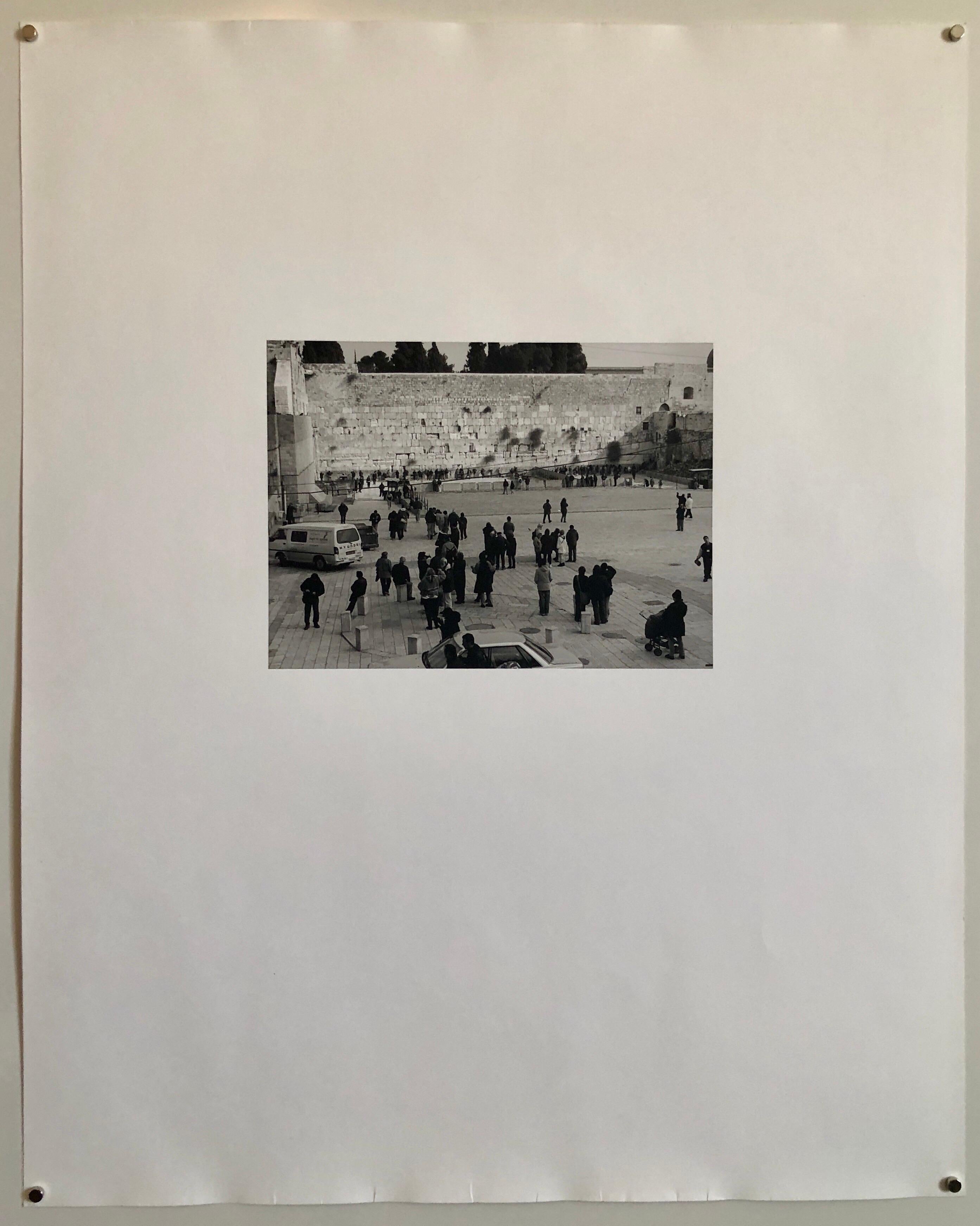 Schwarz-Weiß-Foto der Klagemauer (Kotel Hamaaravi) in Jerusalem, Israel. Handsigniert, datiert und betitelt. Aus einer sehr kleinen Auflage von nur 5 Drucken. 

(amerikanisch-israelisch) Mikael Levin wurde in New York City geboren und wuchs in
