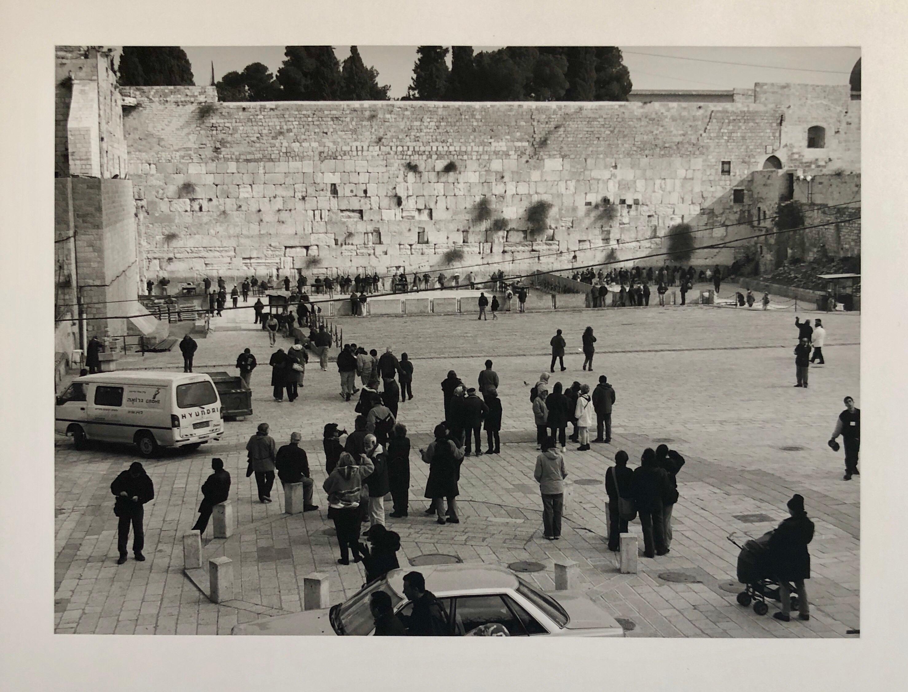 Mikael Levin Black and White Photograph – Jerusalem, Israel, West-Wandgemälde von 5, Vintage-Silber-Gelatine-Fotodruck
