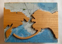 Sculpture de table moderniste d'Alaska en Russie en bois avec collage d'une carte et assemblage de cœurs