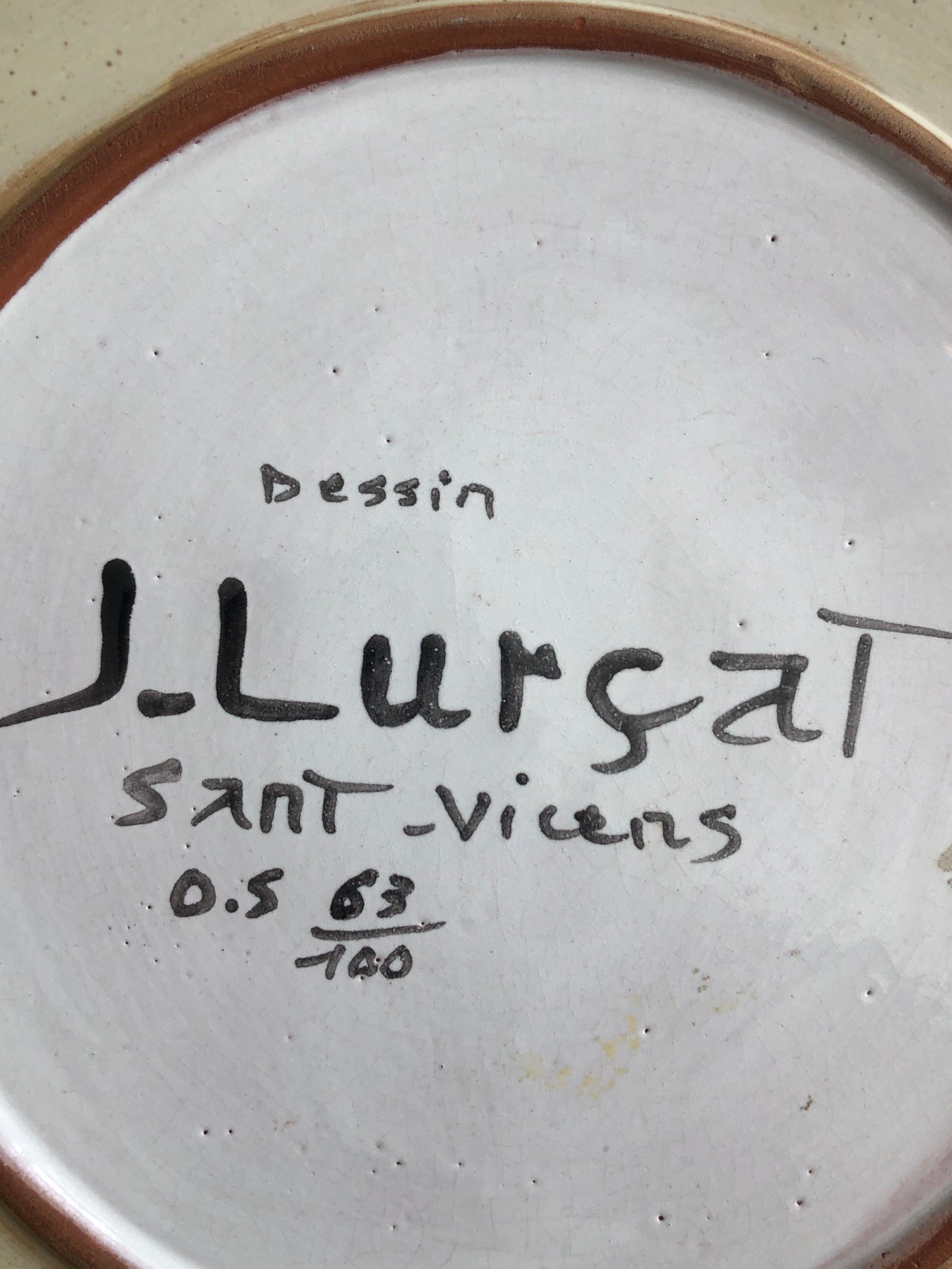 Assiette murale vintage Jean Lurcat en céramique émaillée cuite à chaud plaque céramique en édition limitée avec inscription à la main en faïence Ceramique Saint Vicens. Il représente un hibou hautement stylisé (ou un oiseau). 
Jean Lurcat (français