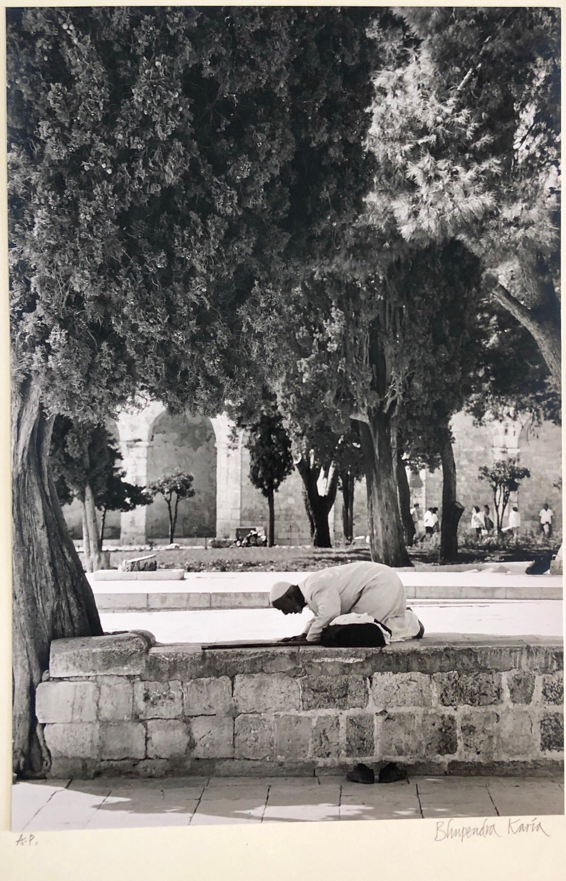 Cette photo représente un homme arabe, musulman, se prosternant en prière sur le Mont du Temple, 